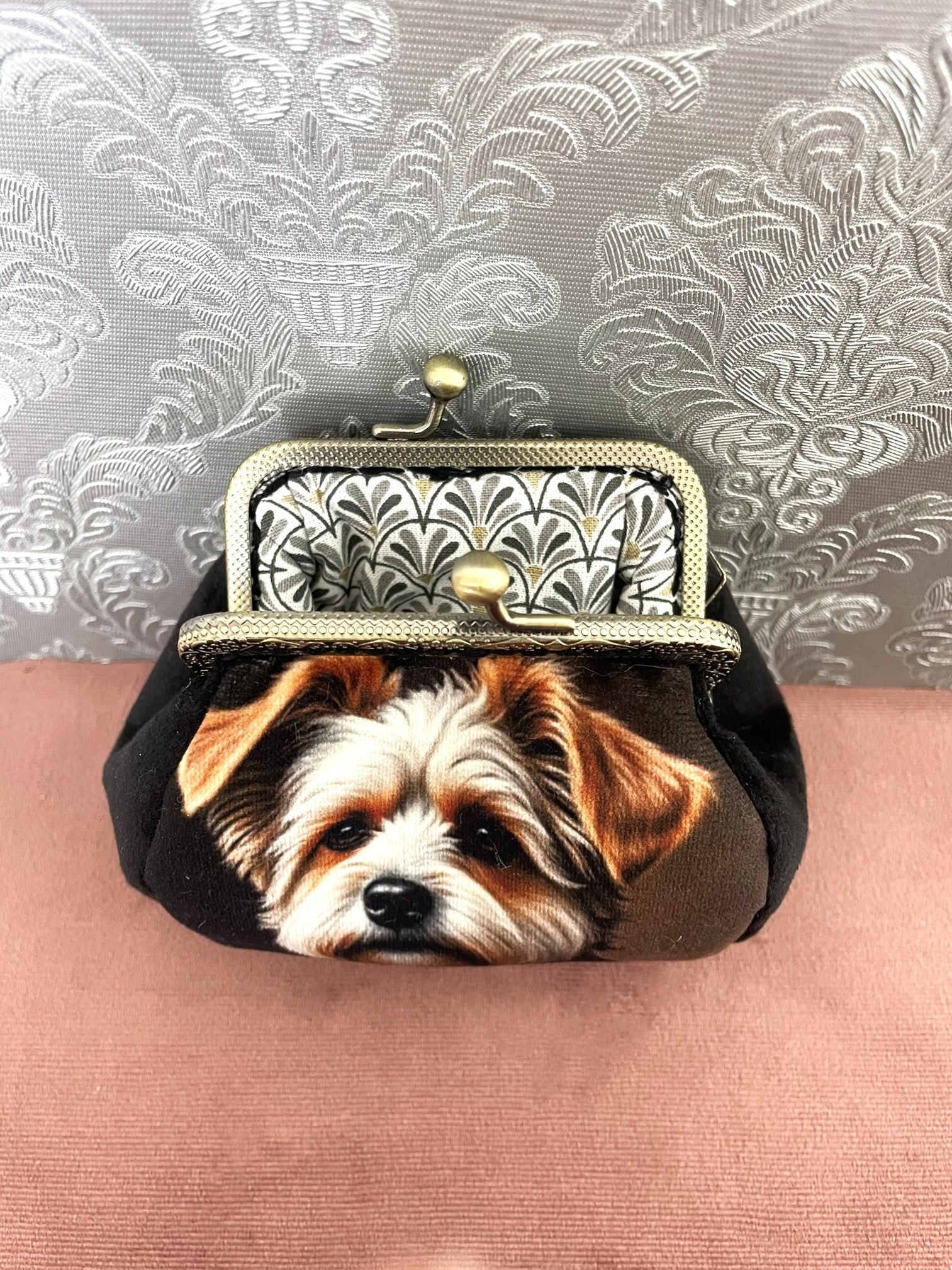 Intérieur ouvert d'un porte-monnaie de créateur montrant sa doublure en tissu imprimé éventails de style Art Déco.