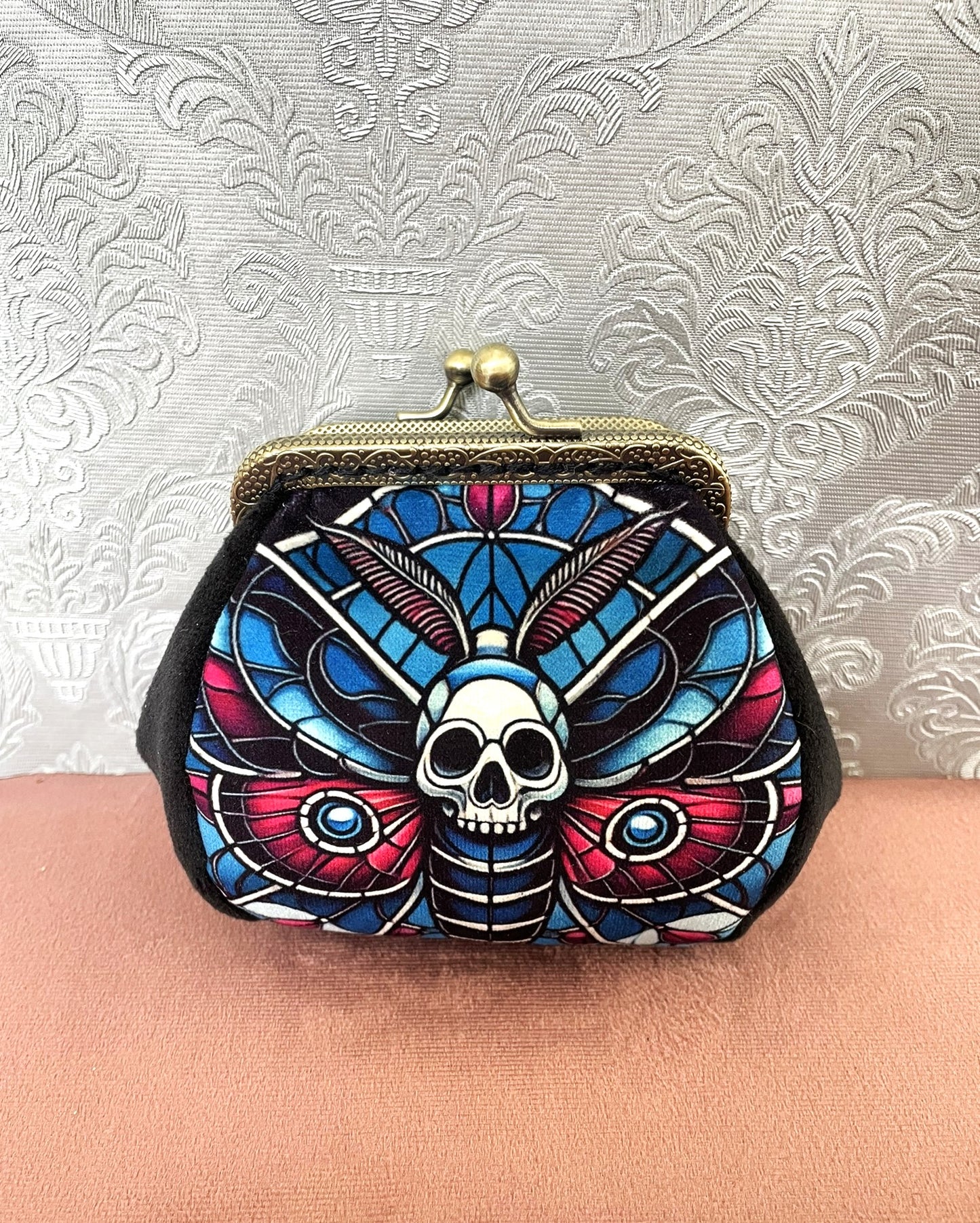 Porte-monnaie rétro rétro fait main avec illustration de papillon sphinx tête de mort style vitrail bleu et bordeaux.