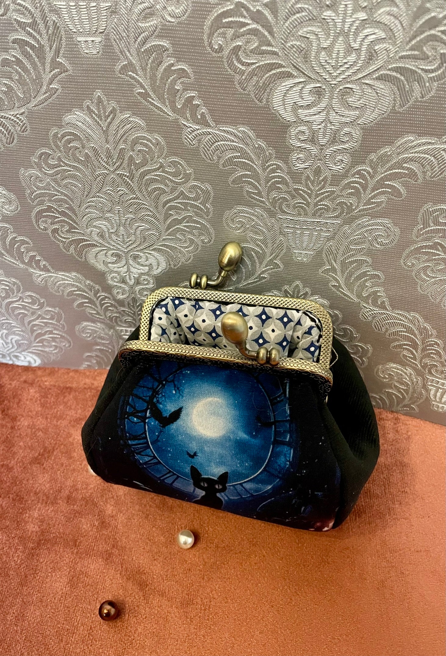 Vue intérieure du porte-monnaie avec doublure bleue et blanche