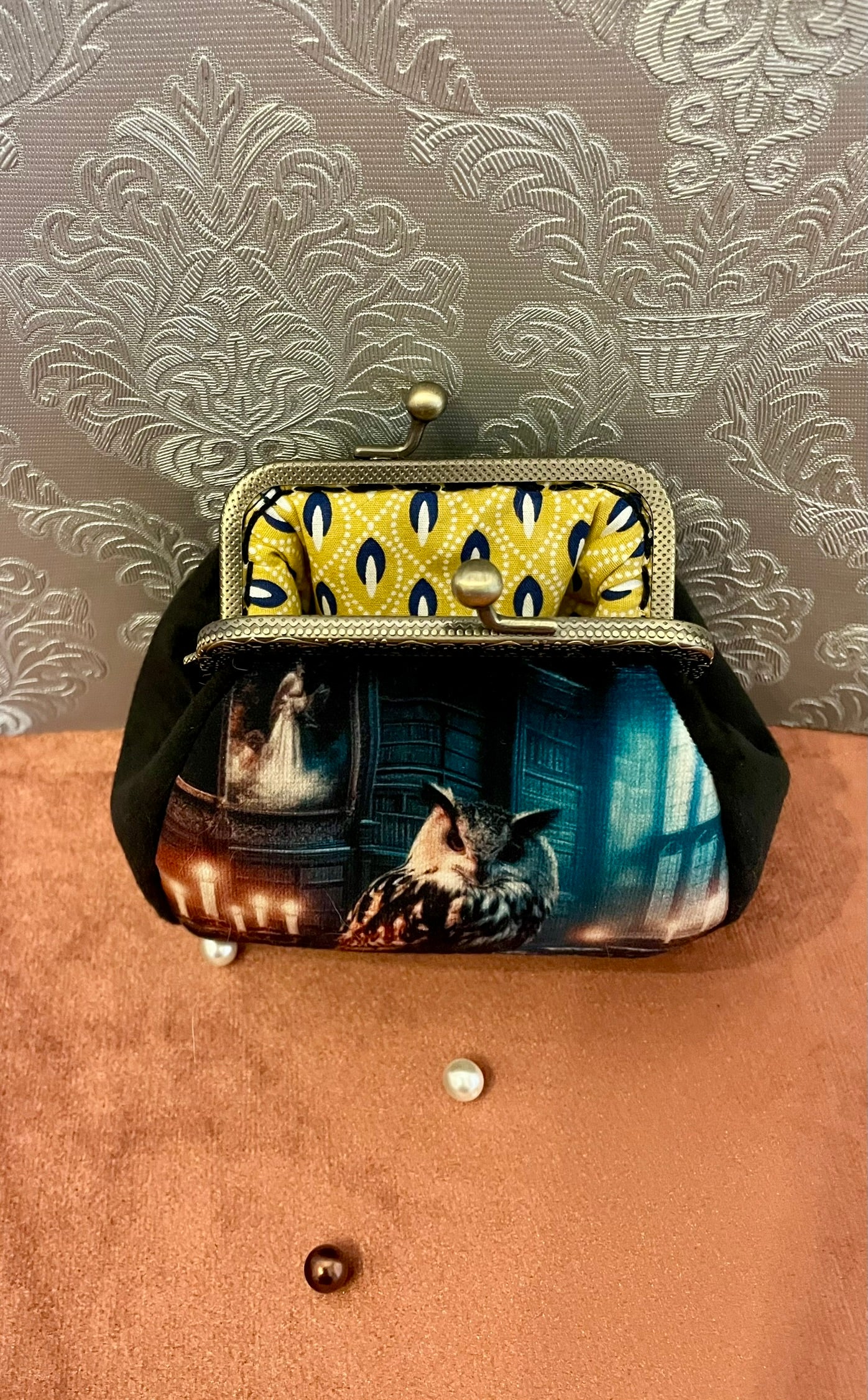 Vue de l'intérieur avec doublure en coton jaune aux motifs géométriques