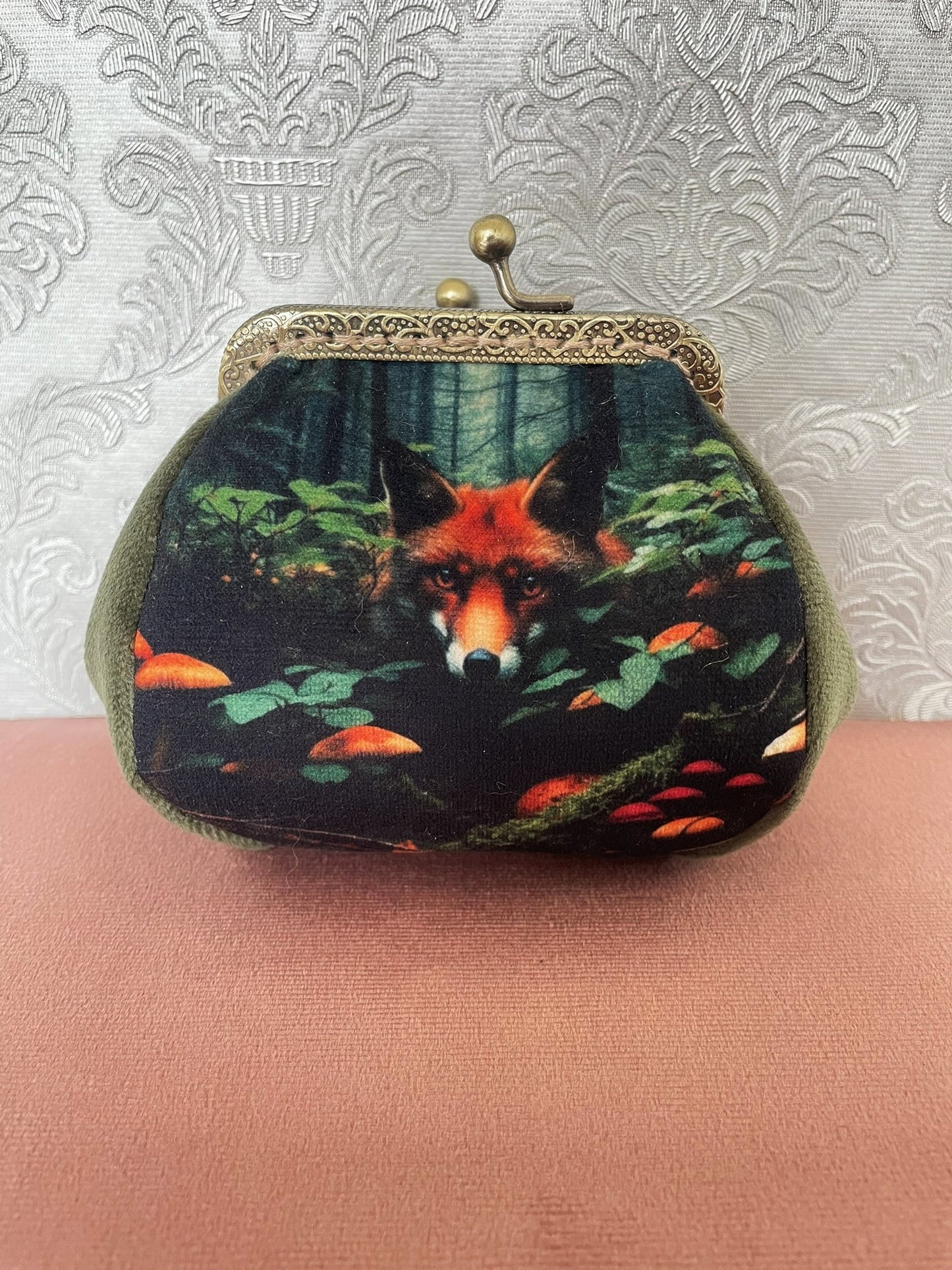 Porte-monnaie rétro avec illustration renard dans la forêt, création artisanale Le Comptoir de Suzanne.
