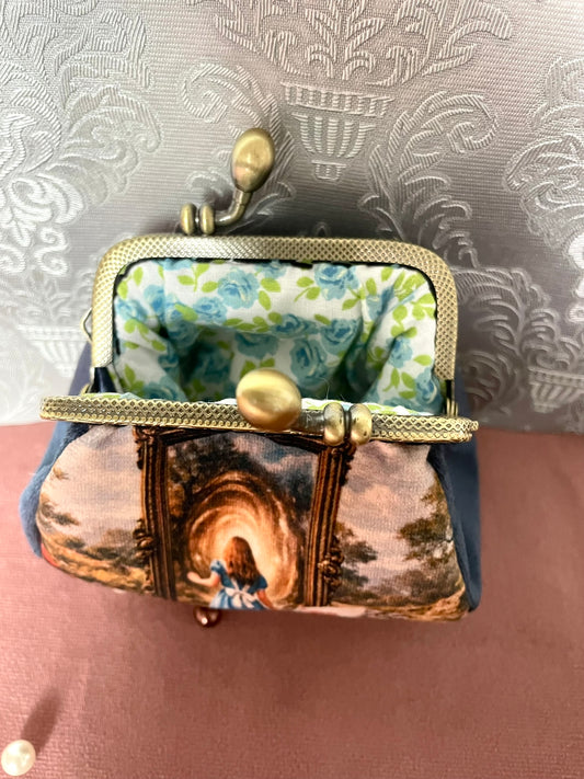 Vue rapprochée du fermoir couleur bronze et doublure coton fleurie bleue porte-monnaie Alice Le Comptoir de Suzanne