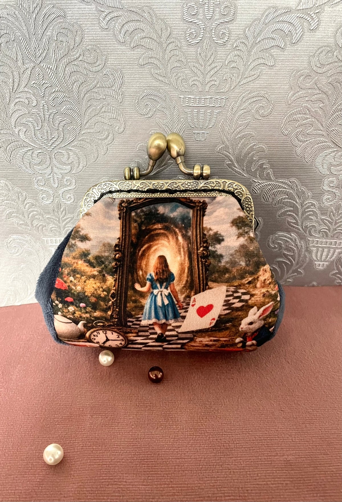 Vue de face porte-monnaie motif Alice traversant le miroir magique et Lapin Blanc Le Comptoir de Suzanne