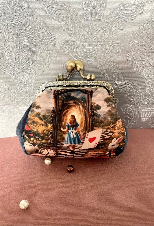 Vue de face porte-monnaie motif Alice traversant le miroir magique et Lapin Blanc Le Comptoir de Suzanne