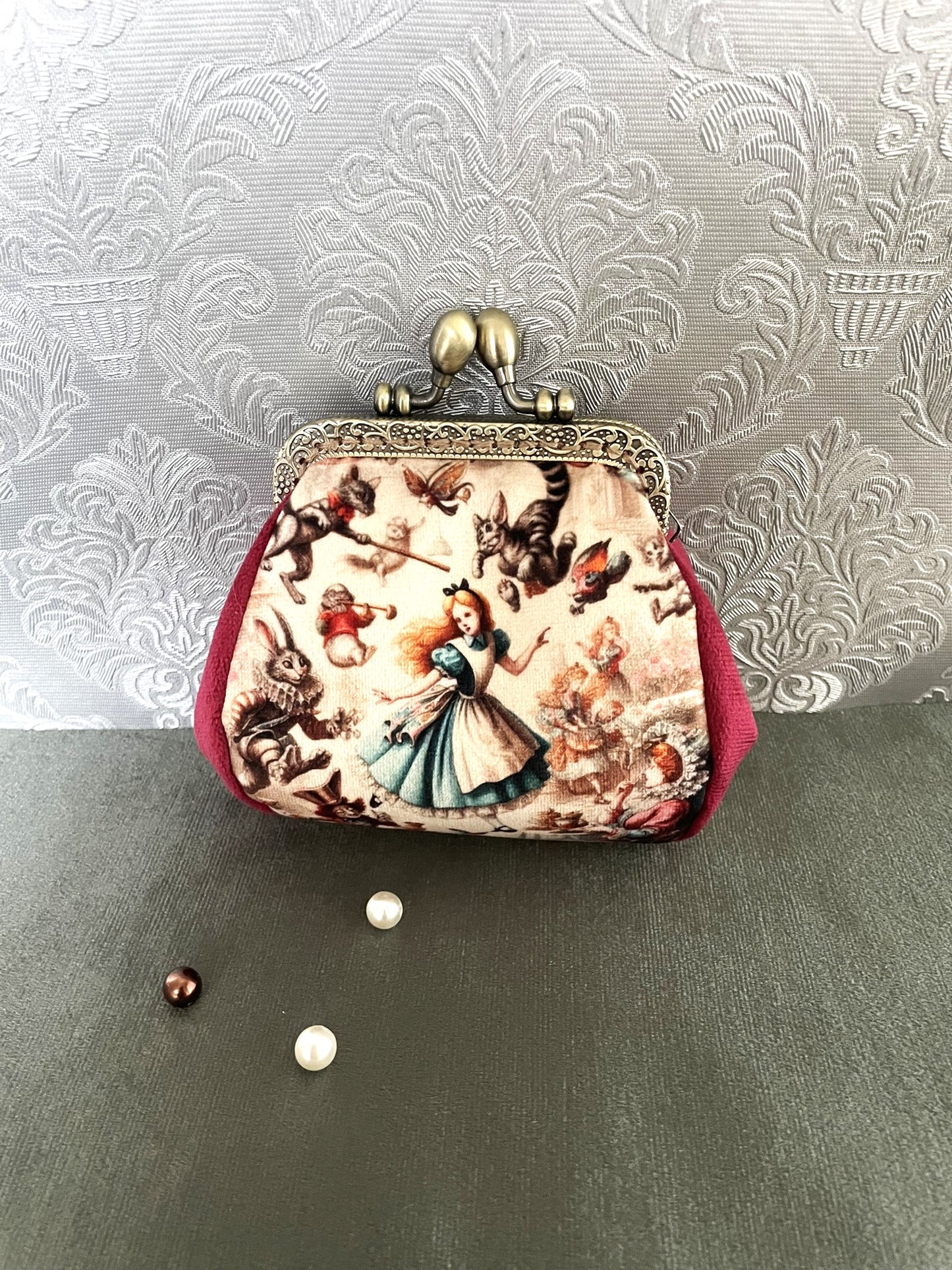 Petit porte-monnaie rétro illustré Alice au Pays des Merveilles et Lapin Blanc