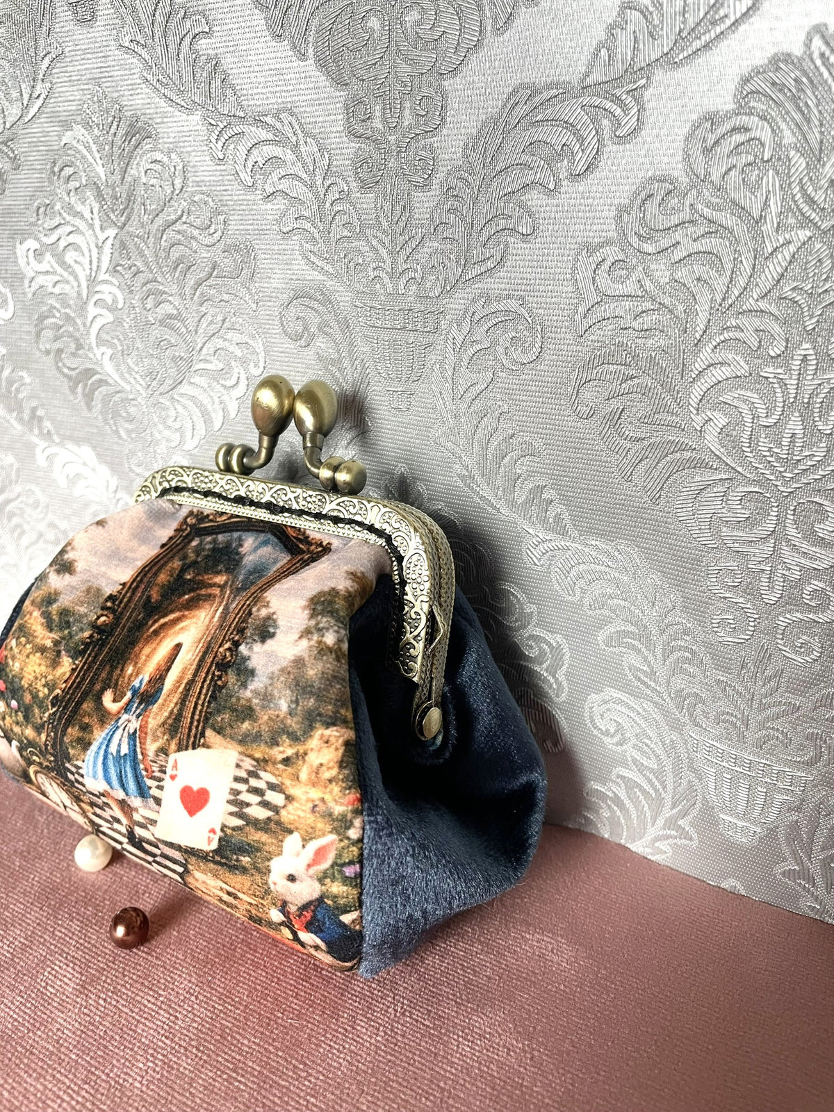 Vue de trois-quarts porte-monnaie rétro Alice au Pays des Merveilles velours bleu Le Comptoir de Suzanne