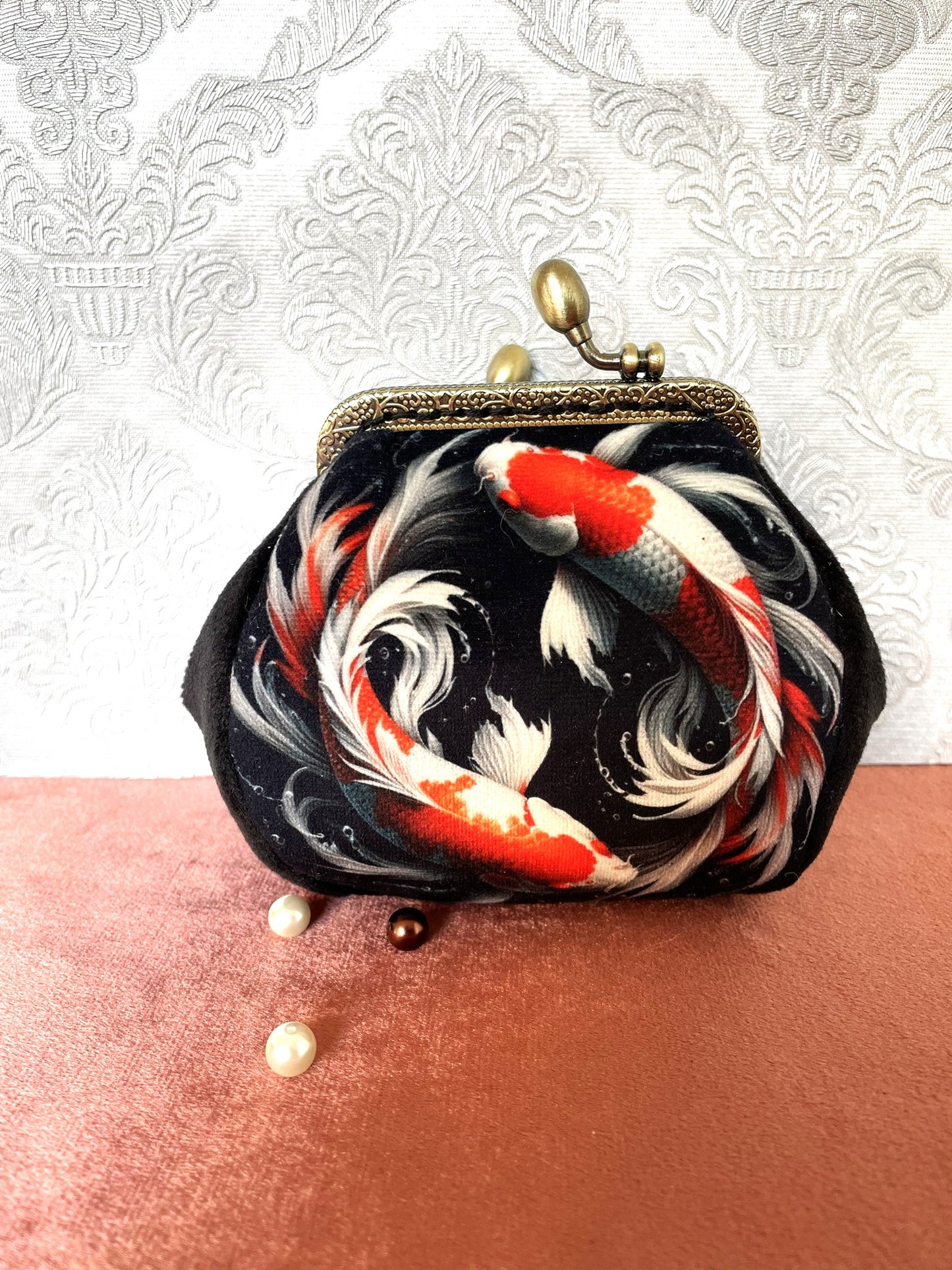 Petit porte-monnaie rétro illustré avec une carpe Koï  et flots noir
