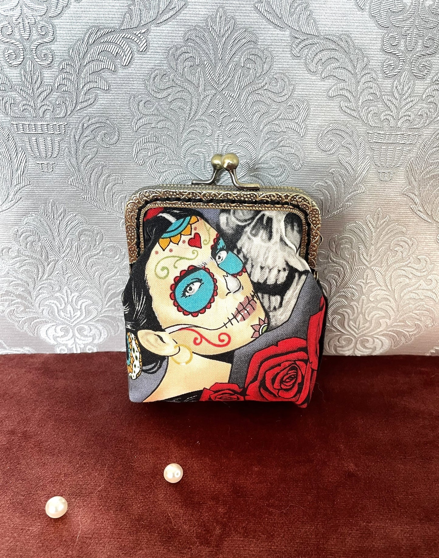 Porte-monnaie artisanal avec médaillon d'une Catrina de profil, style Dia de los Muerto