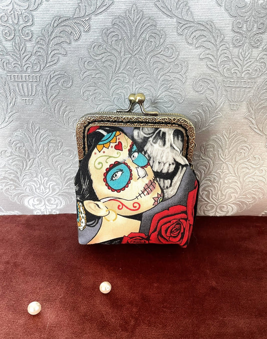 Porte-monnaie artisanal avec médaillon d'une Catrina de profil, style Dia de los Muerto