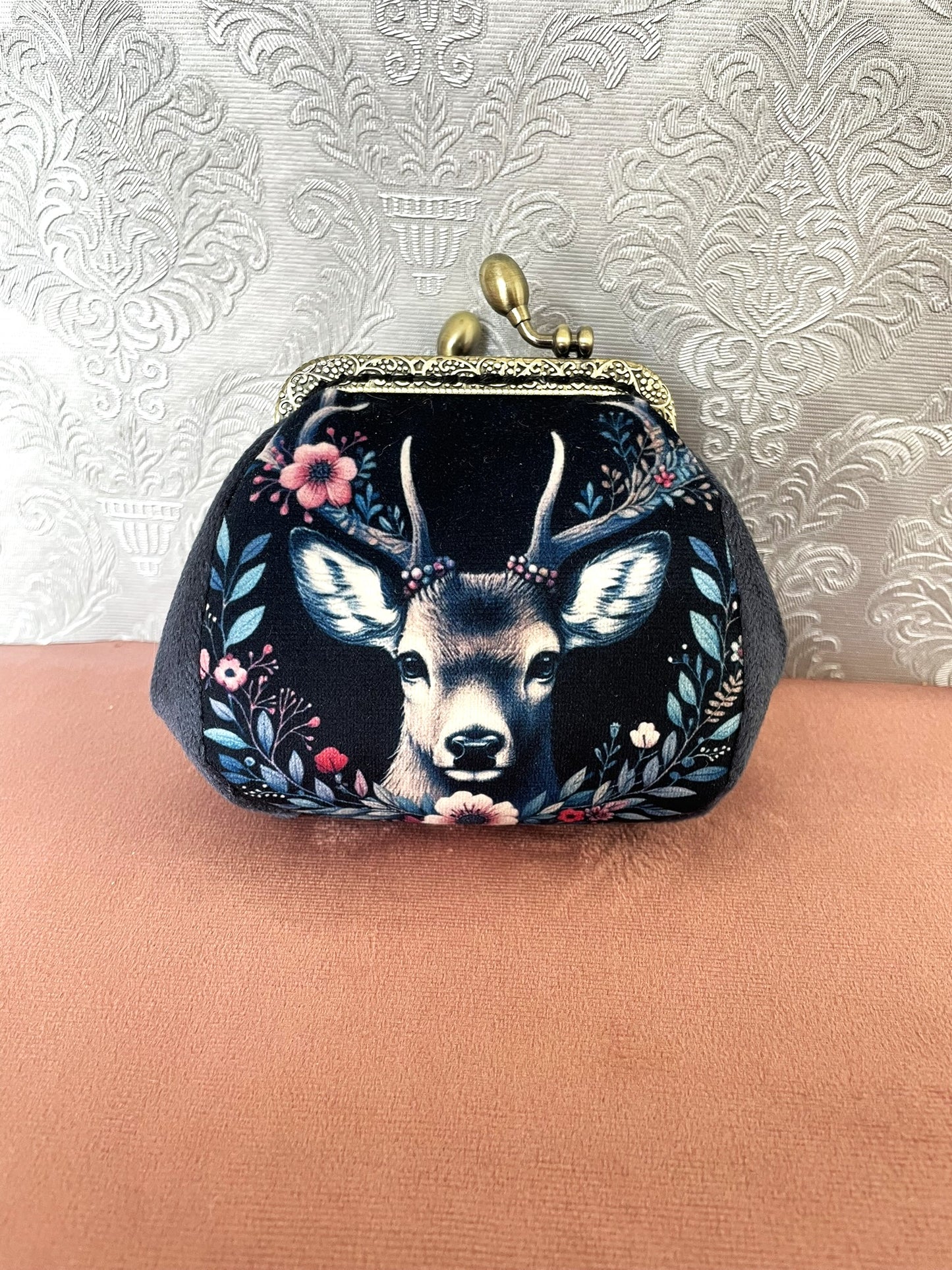Porte-monnaie vintage fait main orné d'une illustration de cerf majestueux avec des fleurs roses dans ses bois.