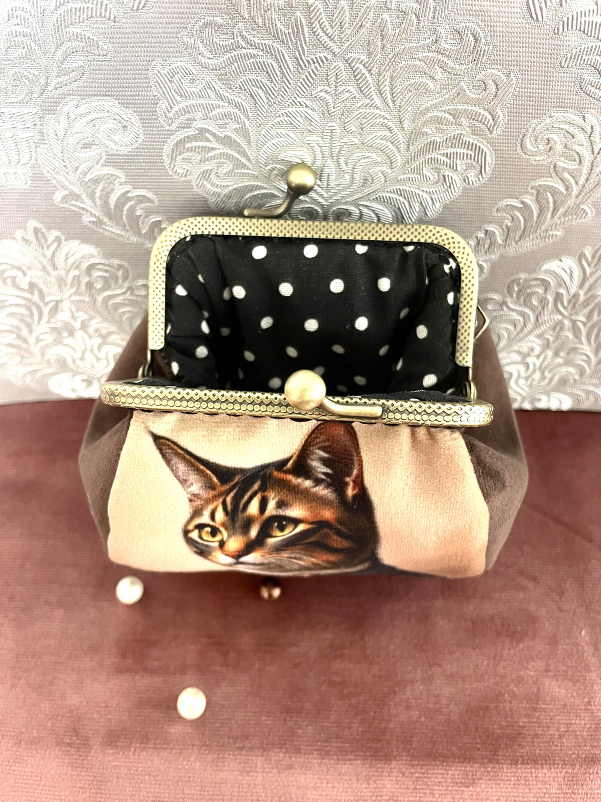 Vue du fermoir ouvert couleur bronze et de la doublure coton noir à pois blancs du porte-monnaie chat Le Comptoir de Suzanne   