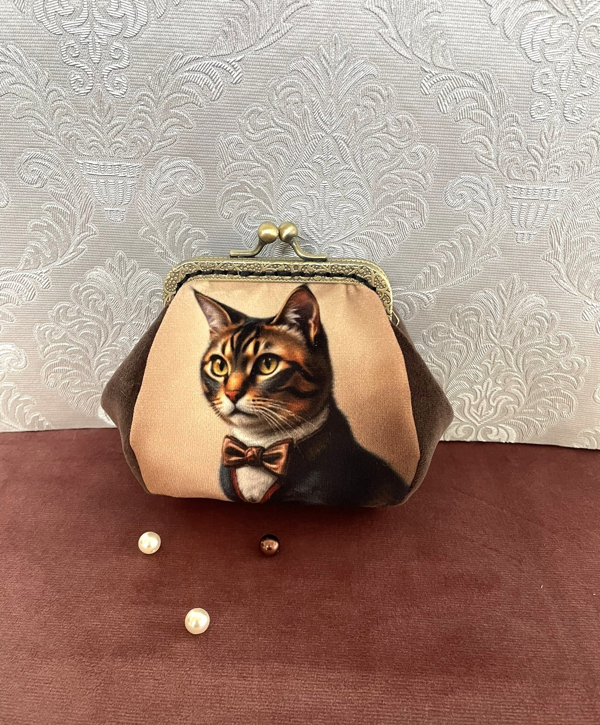 Vue de face du porte-monnaie rétro en velours marron motif chat dandy Le Comptoir de Suzanne
