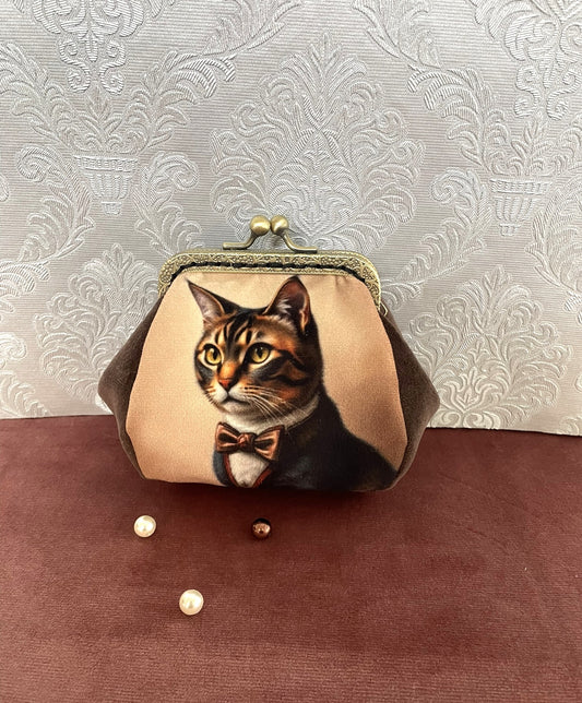 Vue de face du porte-monnaie rétro en velours marron motif chat dandy Le Comptoir de Suzanne