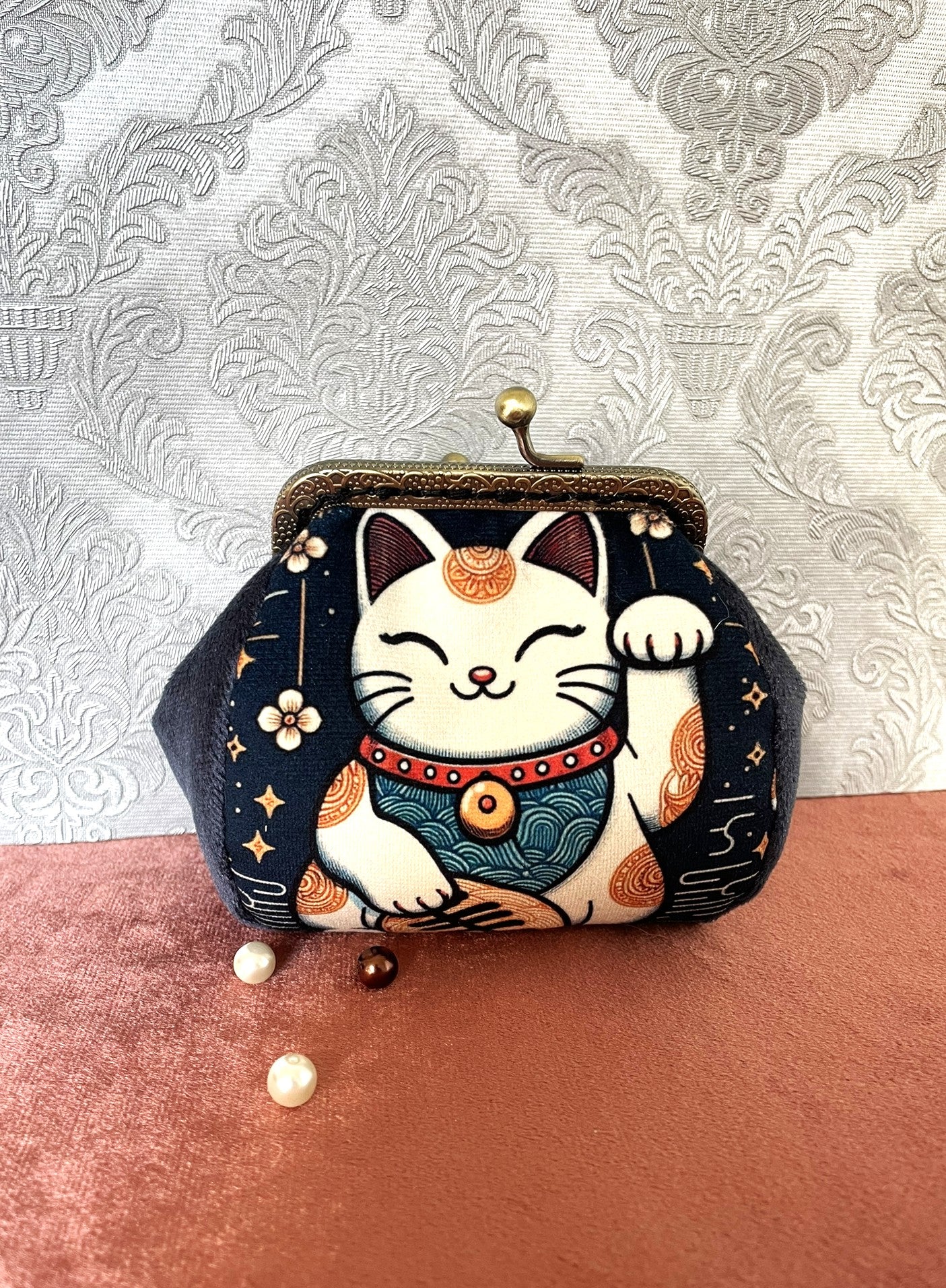 Détail porte-monnaie vintage Maneki-Neko et fermoir antique