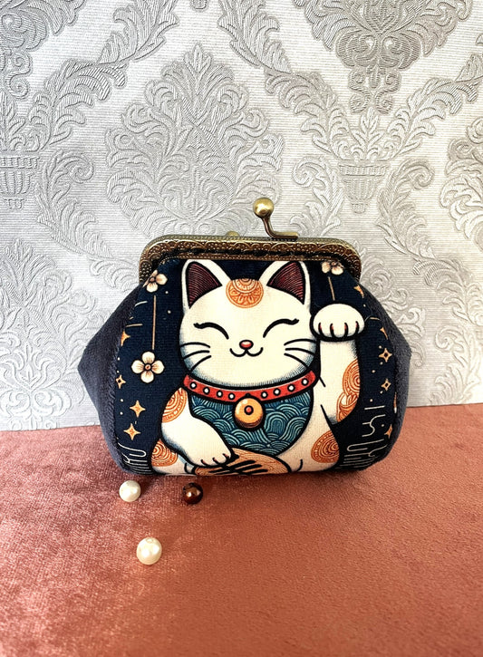 Détail porte-monnaie vintage Maneki-Neko et fermoir antique
