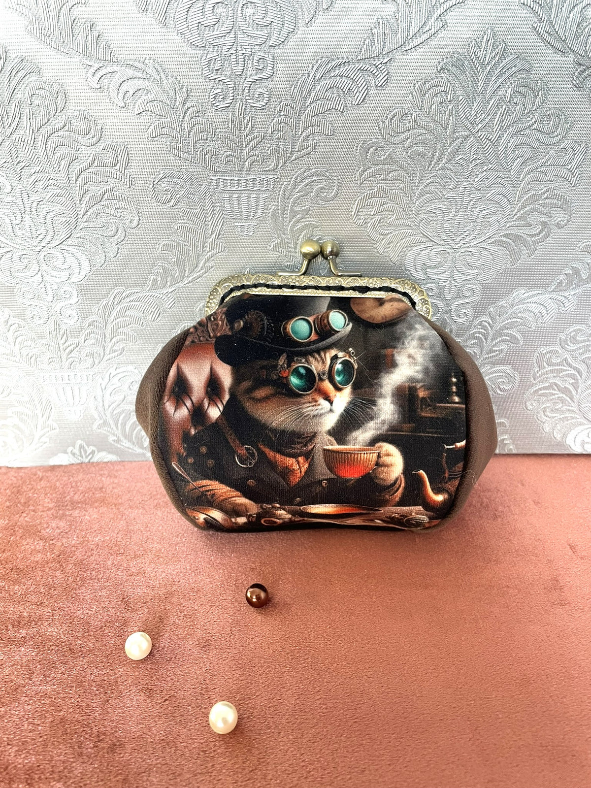 Porte-monnaie retro a fermoir bronze en velours marron illustration chat dandy steampunk