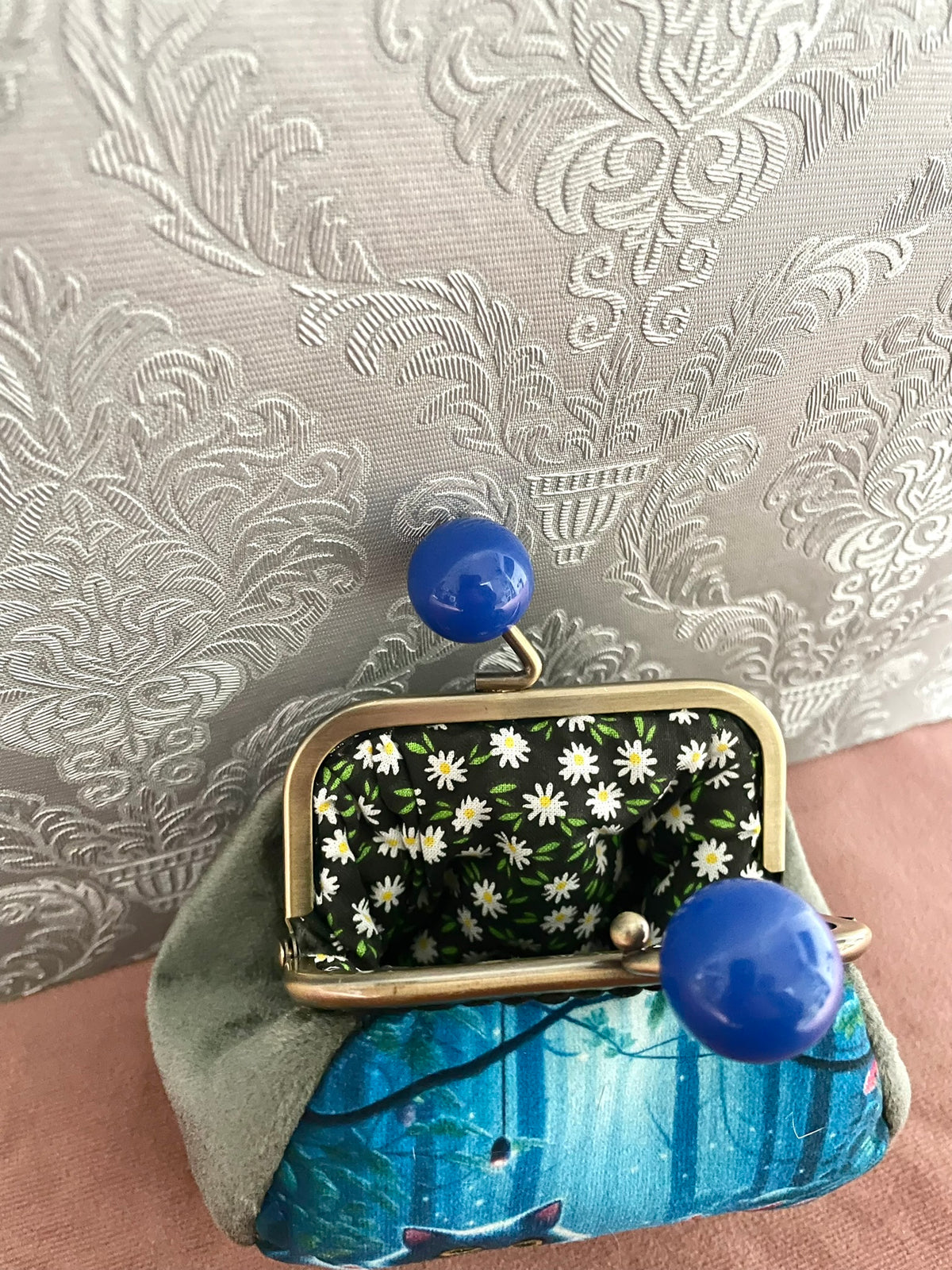 Vue rapprochée du fermoir ouvert couleur bronze à boules bleues et doublure fleurs Le Comptoir de Suzanne