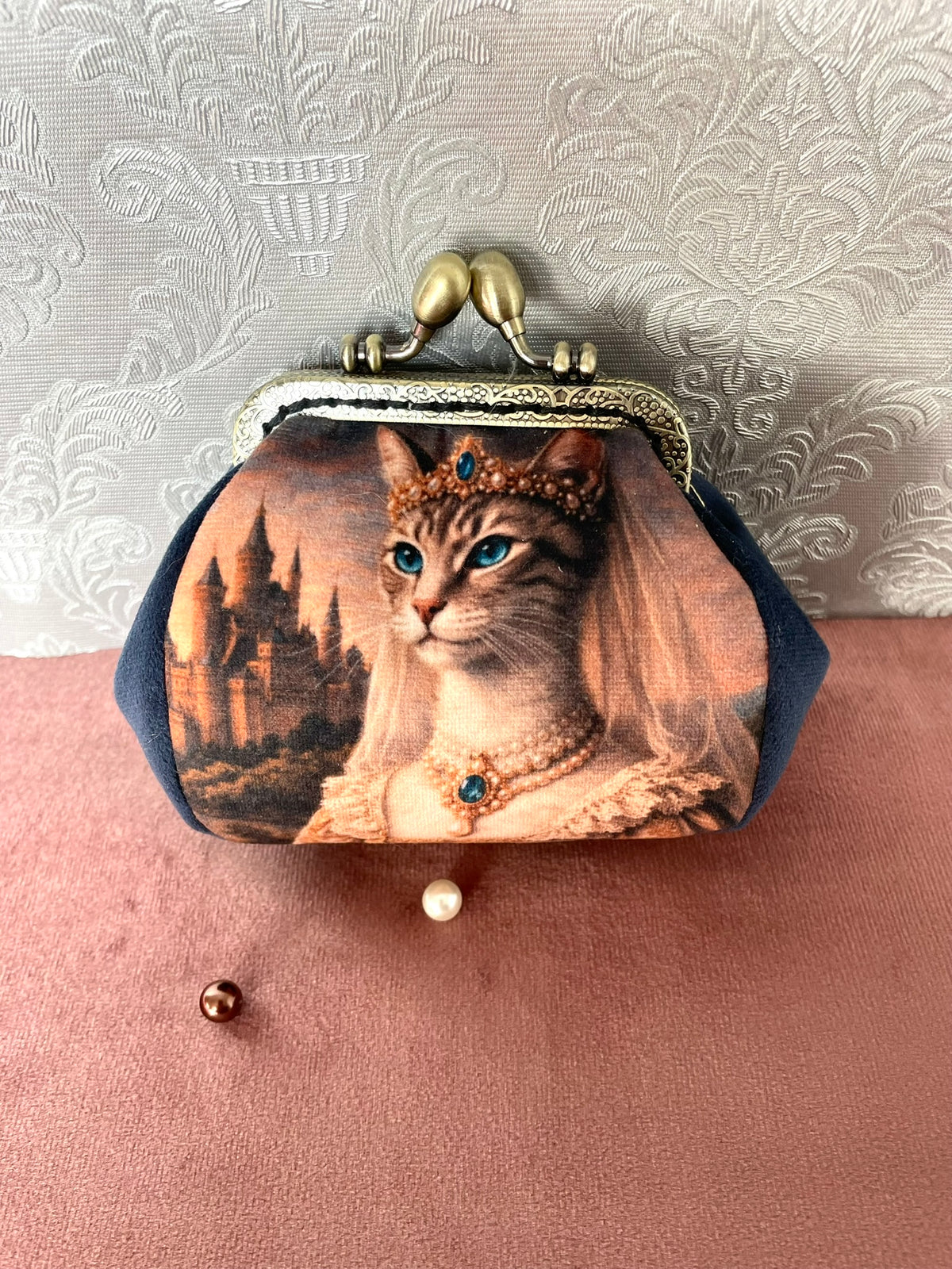 Vue de face porte-monnaie en velours bleu nuit motif chatte royale et château Le Comptoir de Suzanne