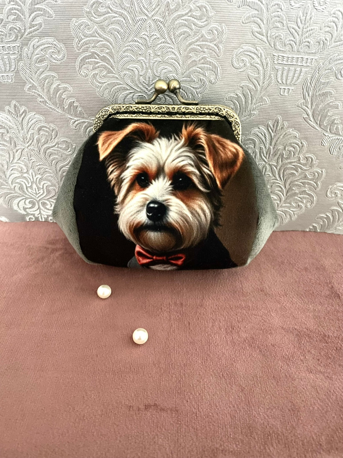 Vue de face porte-monnaie rétro motif chien dandy avec nœud papillon rouge Le Comptoir de Suzanne