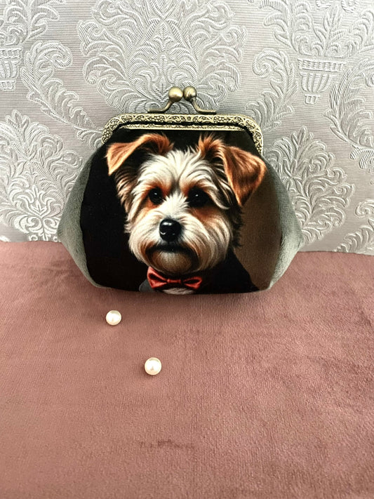Vue de face porte-monnaie rétro motif chien dandy avec nœud papillon rouge Le Comptoir de Suzanne