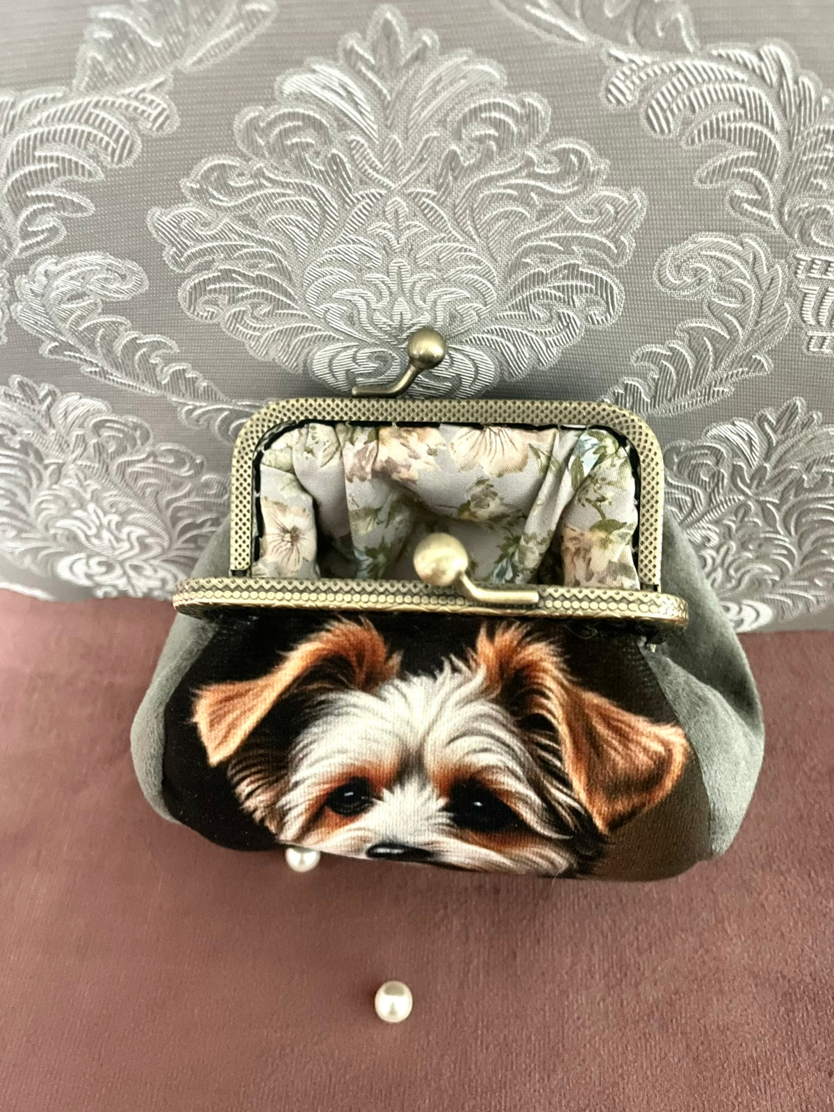Vue rapprochée du fermoir couleur bronze et doublure coton fleurie porte-monnaie chien Le Comptoir de Suzanne