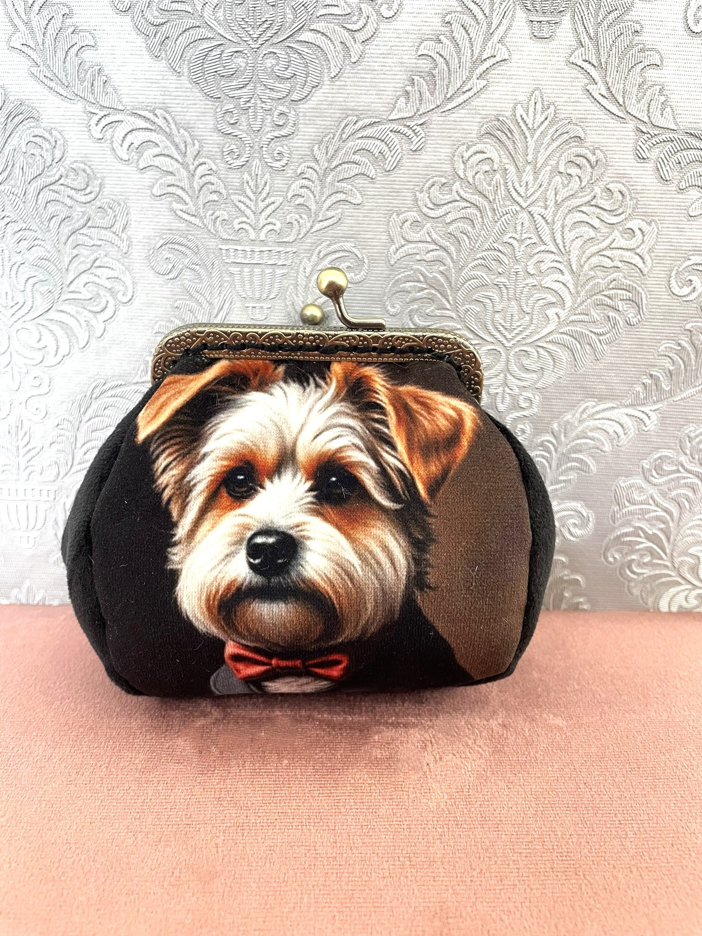 Porte-monnaie vintage fait main avec illustration réaliste d'un petit chien Yorkshire portant un nœud papillon rouge.