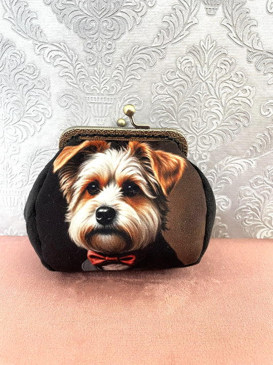 Porte-monnaie vintage fait main avec illustration réaliste d'un petit chien Yorkshire portant un nœud papillon rouge.
