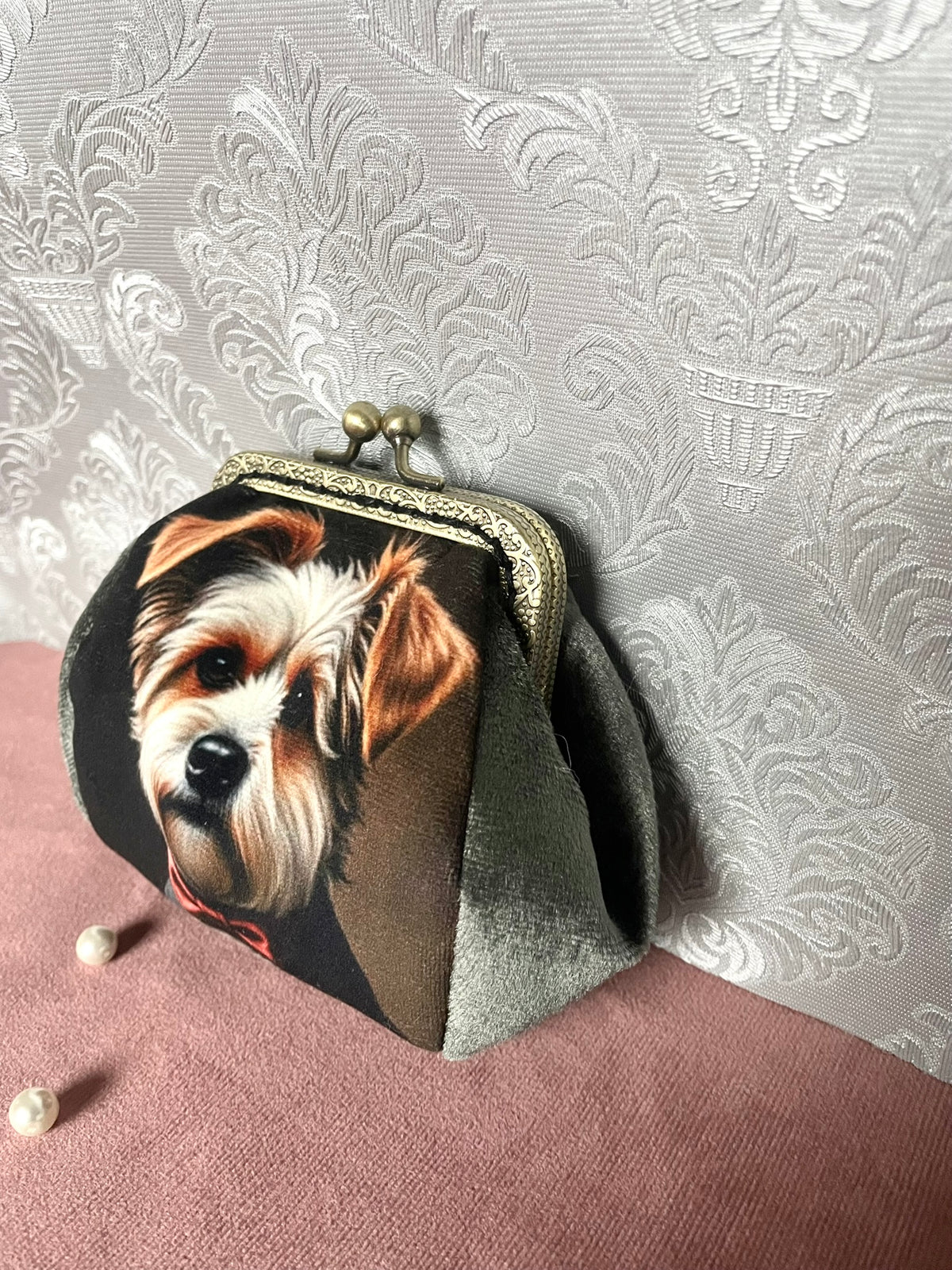 Vue de trois-quarts porte-monnaie en velours vert sauge motif chien Le Comptoir de Suzanne