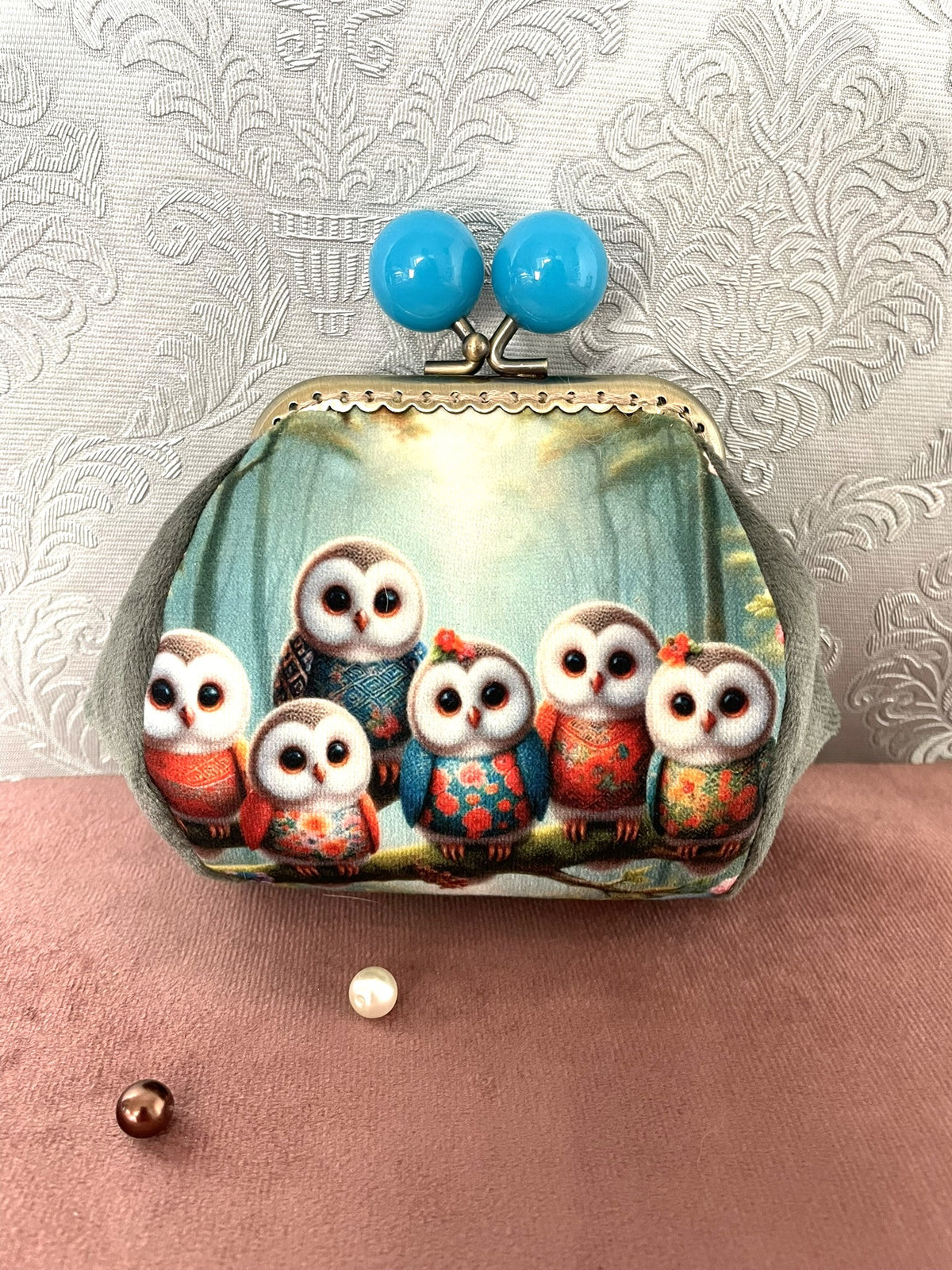 Vue de face porte-monnaie rétro chouettes en forêt et fermoir bronze à boules turquoise Le Comptoir de Suzanne