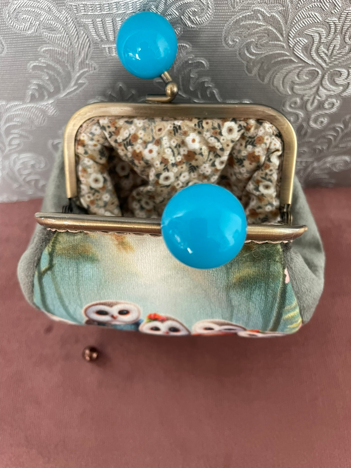 Vue du fermoir ouvert couleur bronze à boules turquoise et doublure fleurie beige porte-monnaie chouettes Le Comptoir de Suzanne