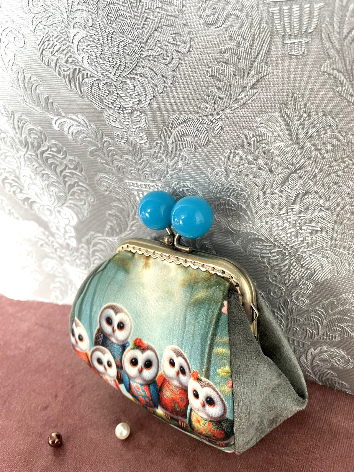 Vue de trois-quarts porte-monnaie en velours vert sauge motif chouettes Le Comptoir de Suzanne