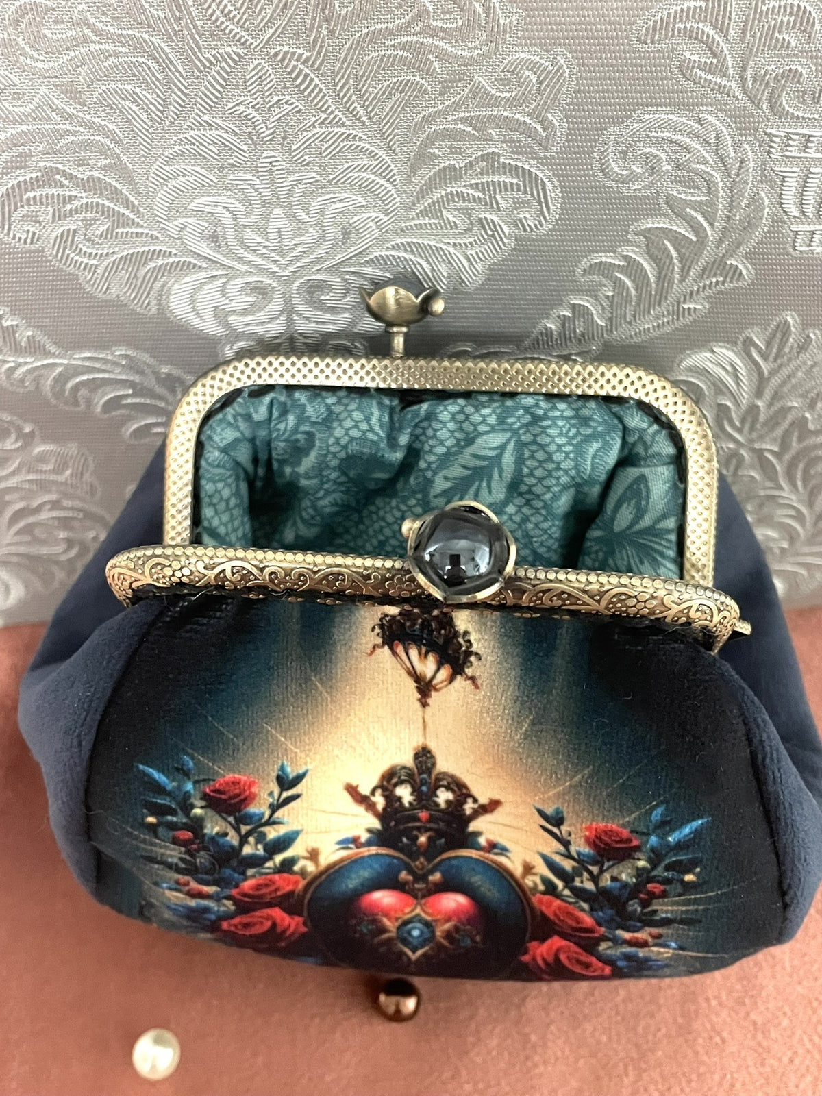 Vue de dessus fermoir bronze et doublure turquoise d'un porte-monnaie rétro cœur sacré Le Comptoir de Suzanne