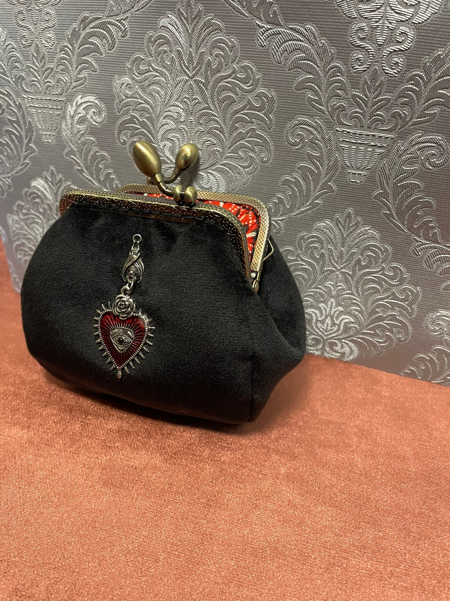 Porte-monnaie rétro femme en velours noir avec bijou cœur sacré.