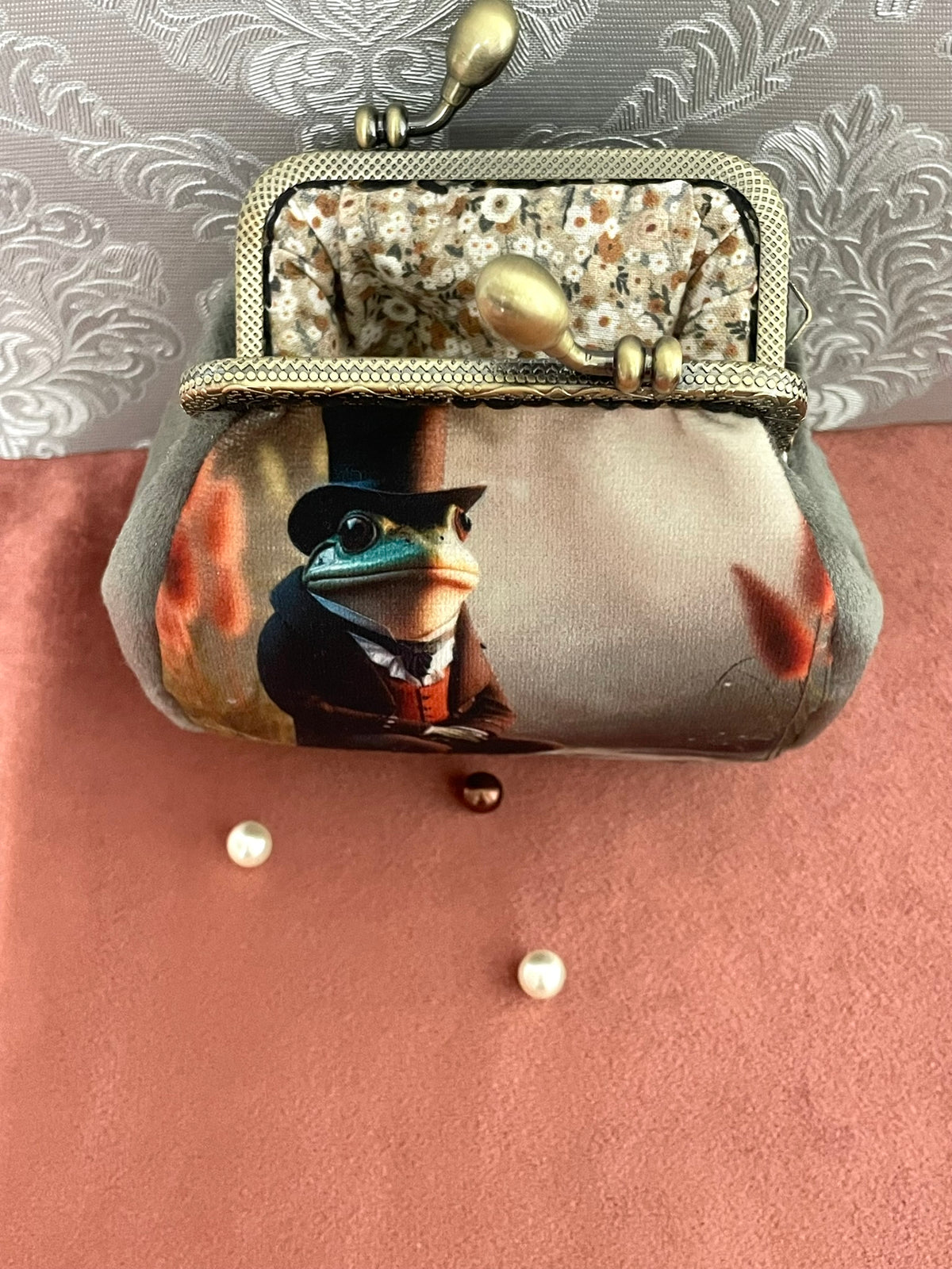 Porte-Monnaie Rétro Velours Gris « Crapaud Gentleman » – Fait Main