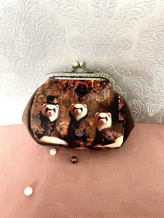 Vue de face porte-monnaie motif trio de furets dandy victorien sous un lustre Le Comptoir de Suzanne