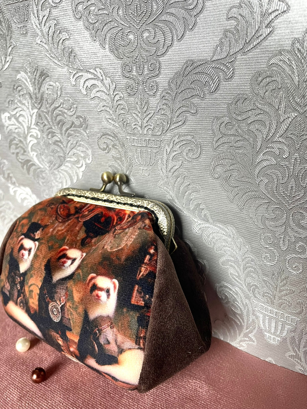 Vue de trois-quarts porte-monnaie rétro trois furets aristocrates en velours marron Le Comptoir de Suzanne