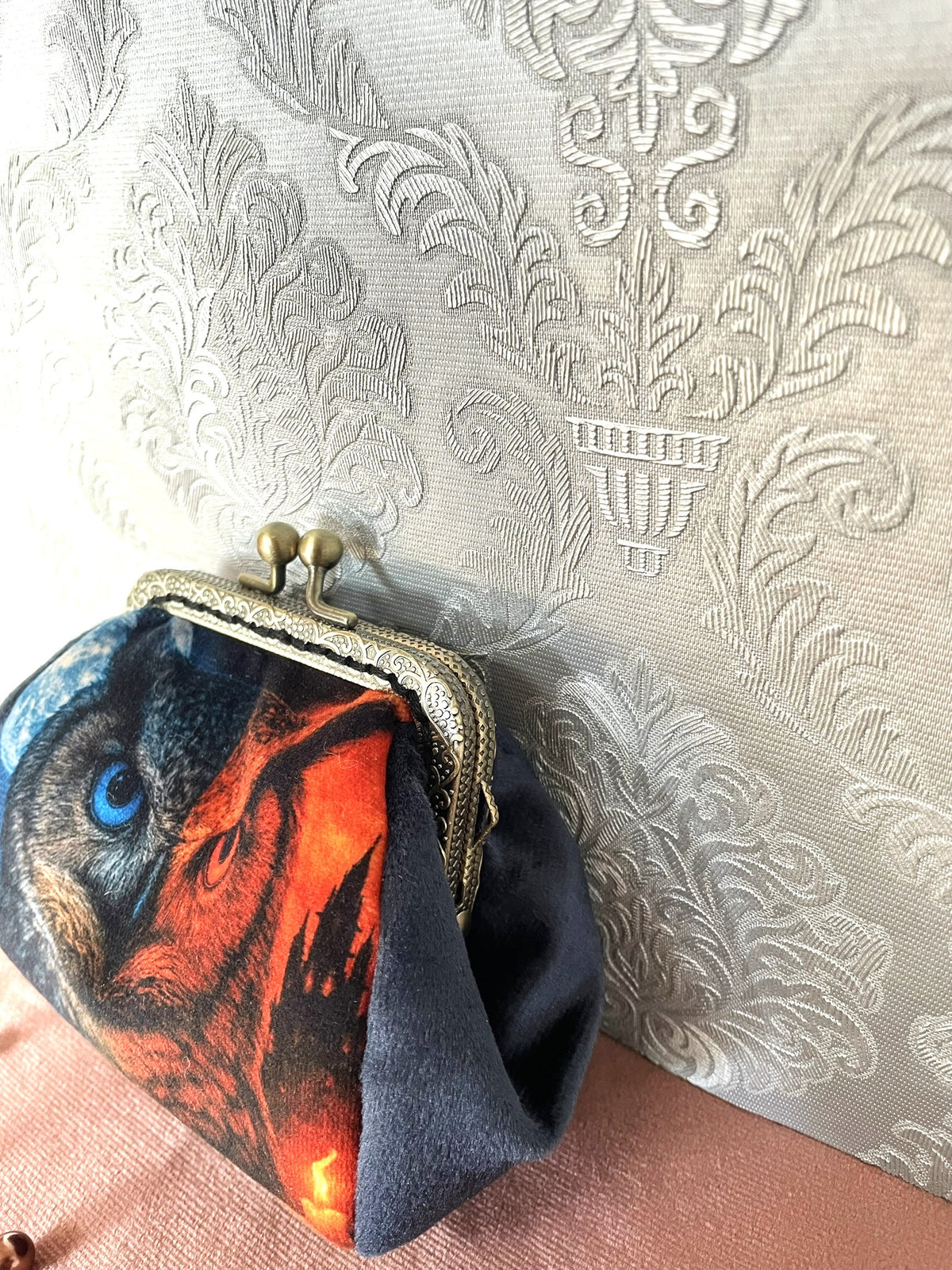 Vue de trois-quarts porte-monnaie rétro hibou et fermoir couleur bronze Le Comptoir de Suzanne