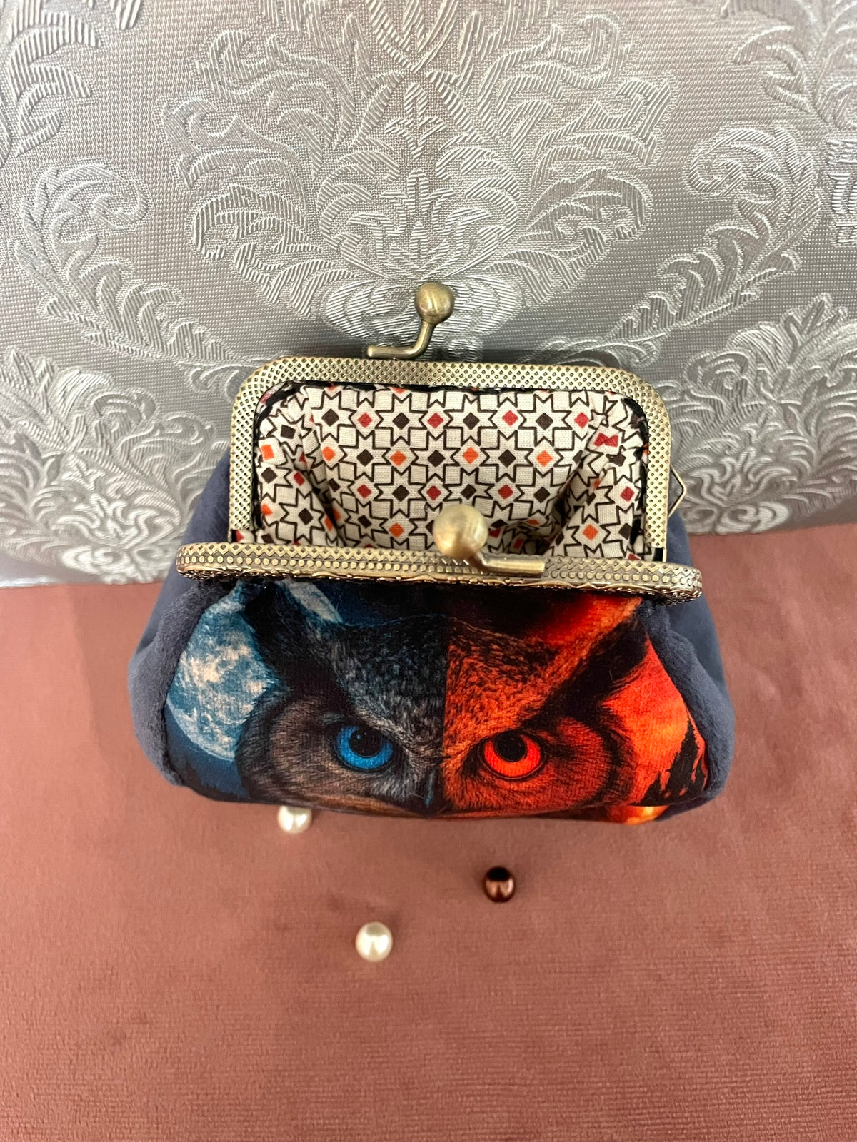 Vue du fermoir ouvert couleur bronze et doublure géométrique porte-monnaie hibou Le Comptoir de Suzanne