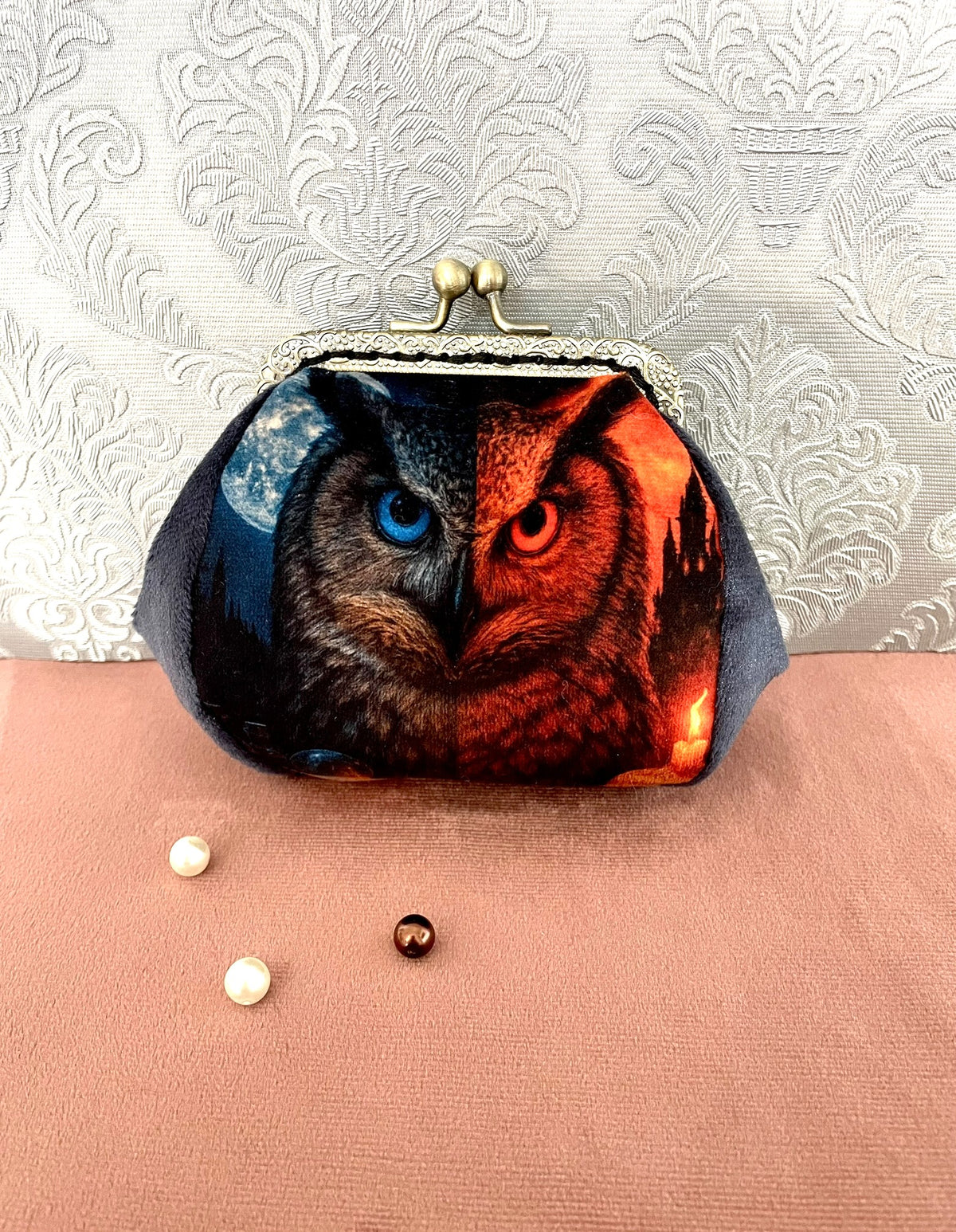 Vue de face porte-monnaie en velours bleu acier motif hibou bicolore nuit et feu Le Comptoir de Suzanne