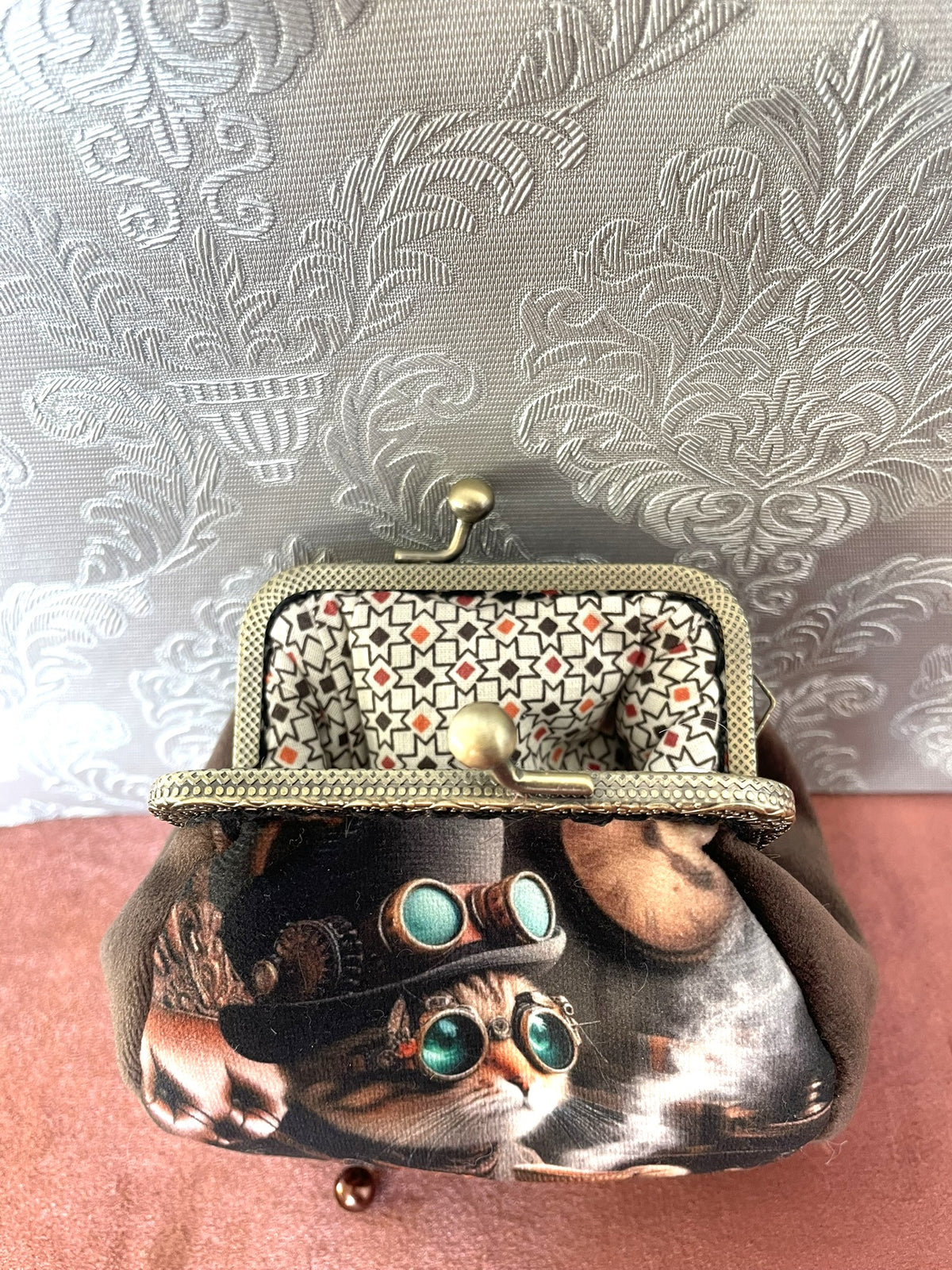 Vue interieur doublure coton geometrique et fermoir bronze d'un porte-monnaie retro chat steampunk
