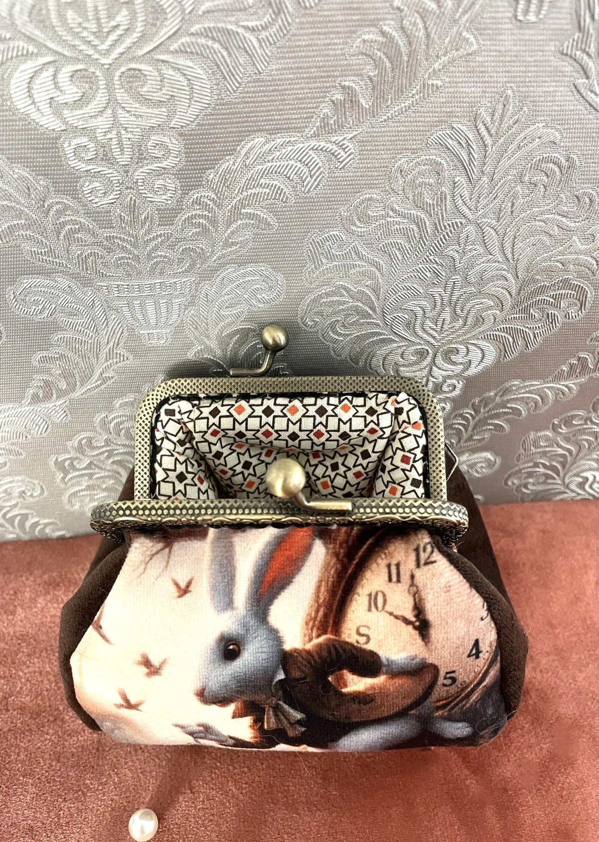 Porte-monnaie retro lapin blanc alice au pays des merveilles fermoir bronze et doublure coton geometrique