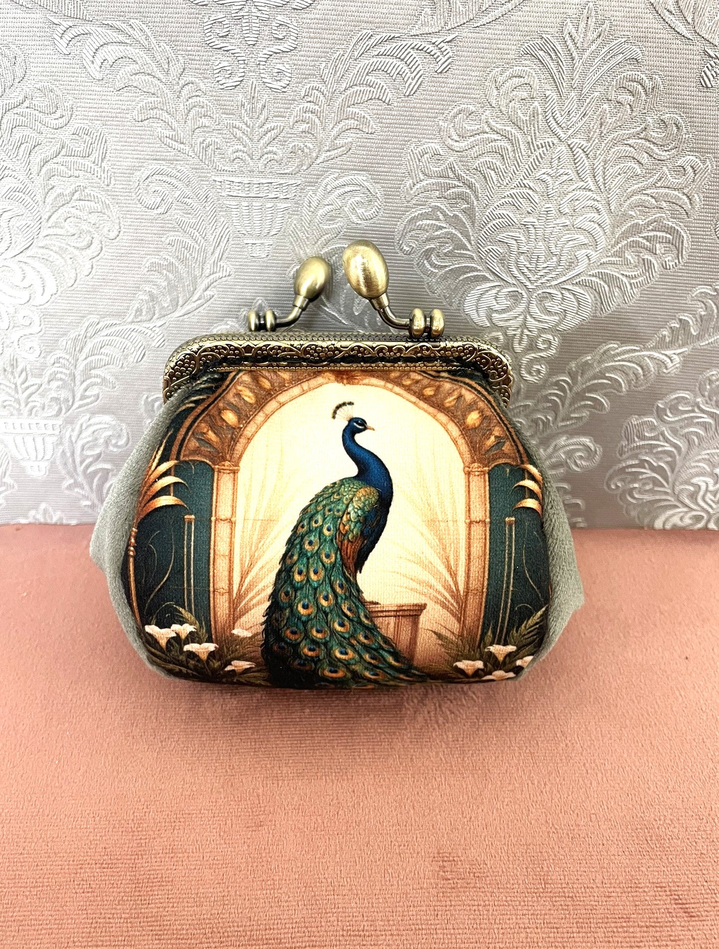 Porte-monnaie vintage fait main avec motif de paon majestueux sous une arche dorée style Art Nouve