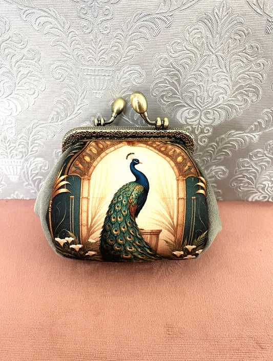 Porte-monnaie vintage fait main avec motif de paon majestueux sous une arche dorée style Art Nouve