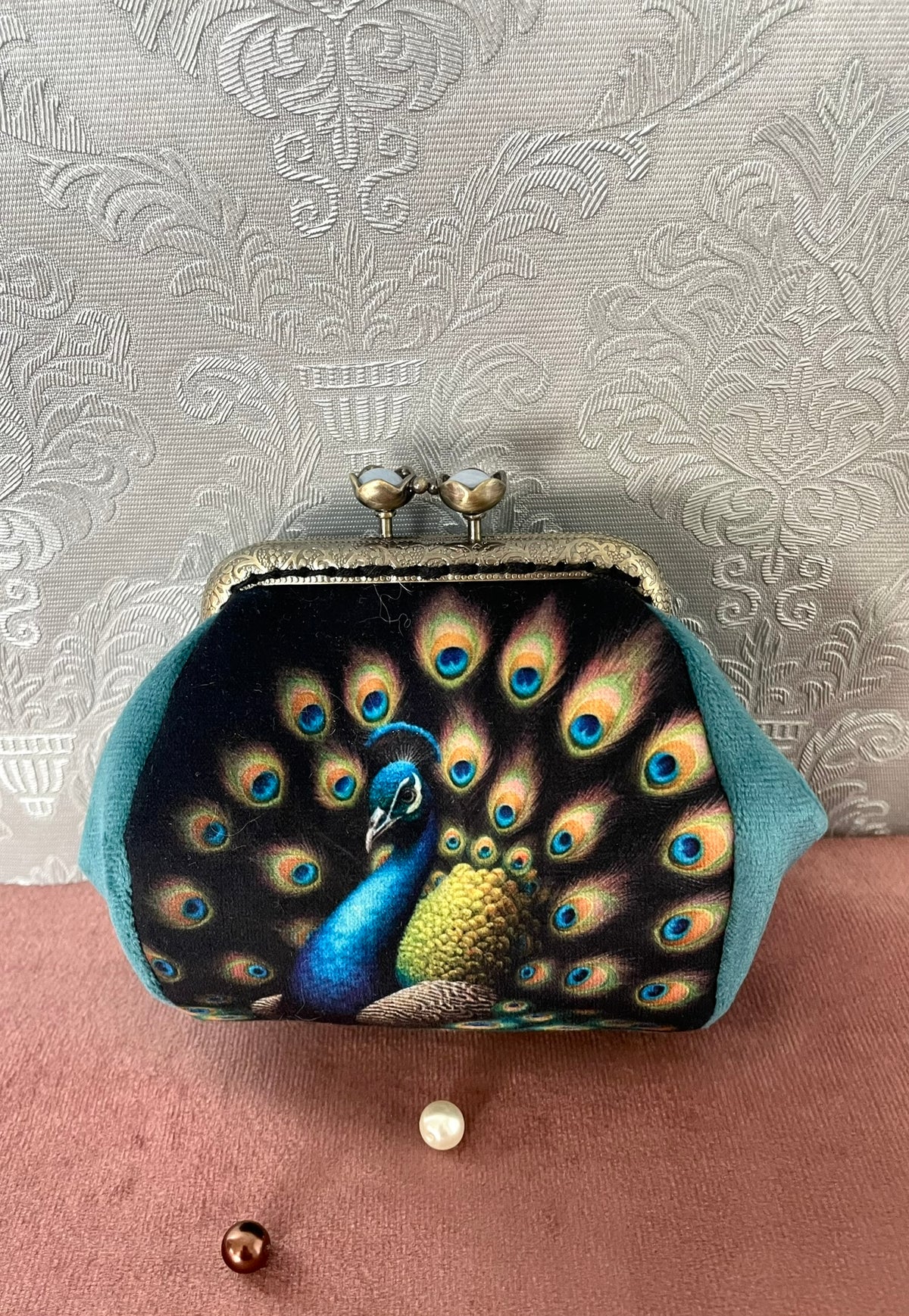 Vue de face porte-monnaie en velours turquoise motif paon majestueux Le Comptoir de Suzanne