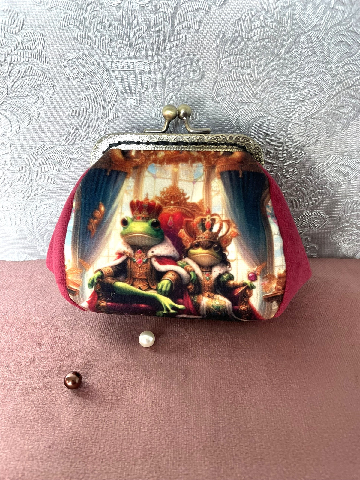 Vue de face porte-monnaie en velours rouge framboise motif roi et reine grenouille Le Comptoir de Suzanne   