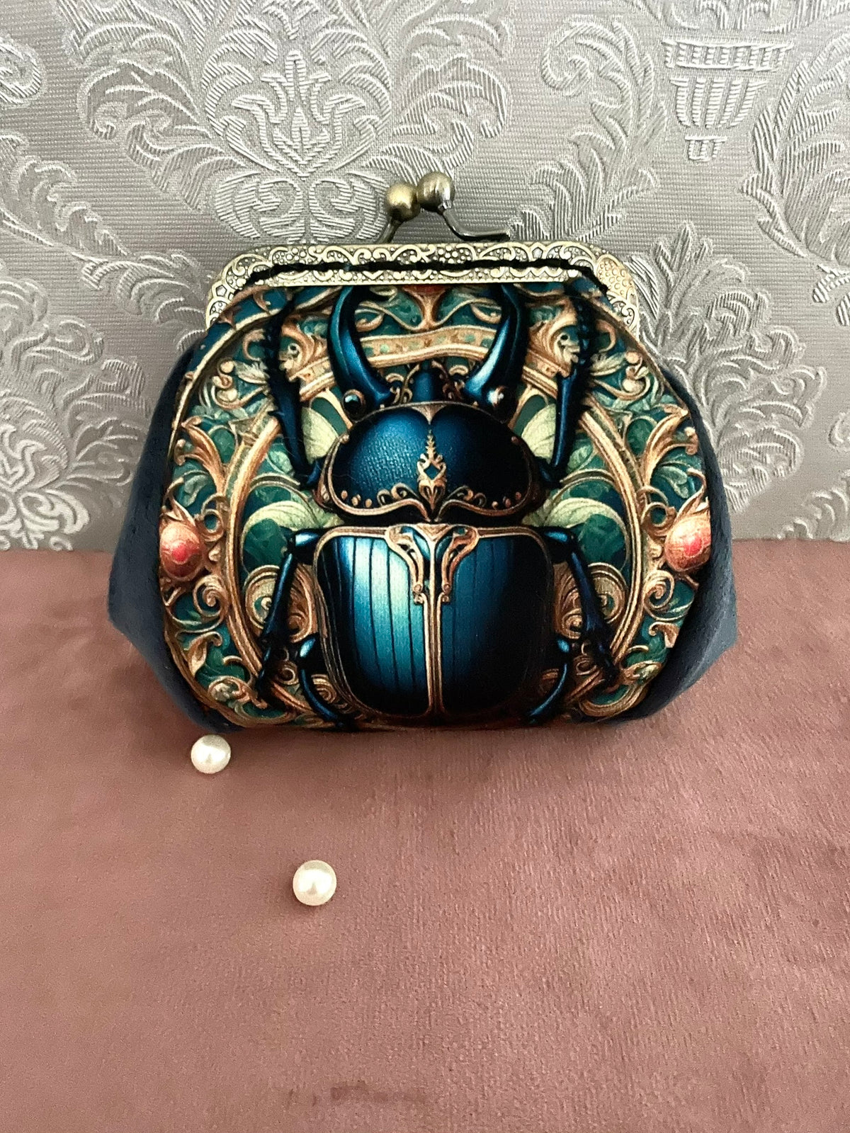 Vue de face porte-monnaie rétro motif scarabée sacré irisé et velours bleu Le Comptoir de Suzanne