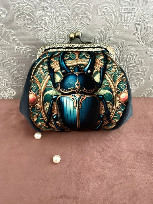 Vue de face porte-monnaie rétro motif scarabée sacré irisé et velours bleu Le Comptoir de Suzanne