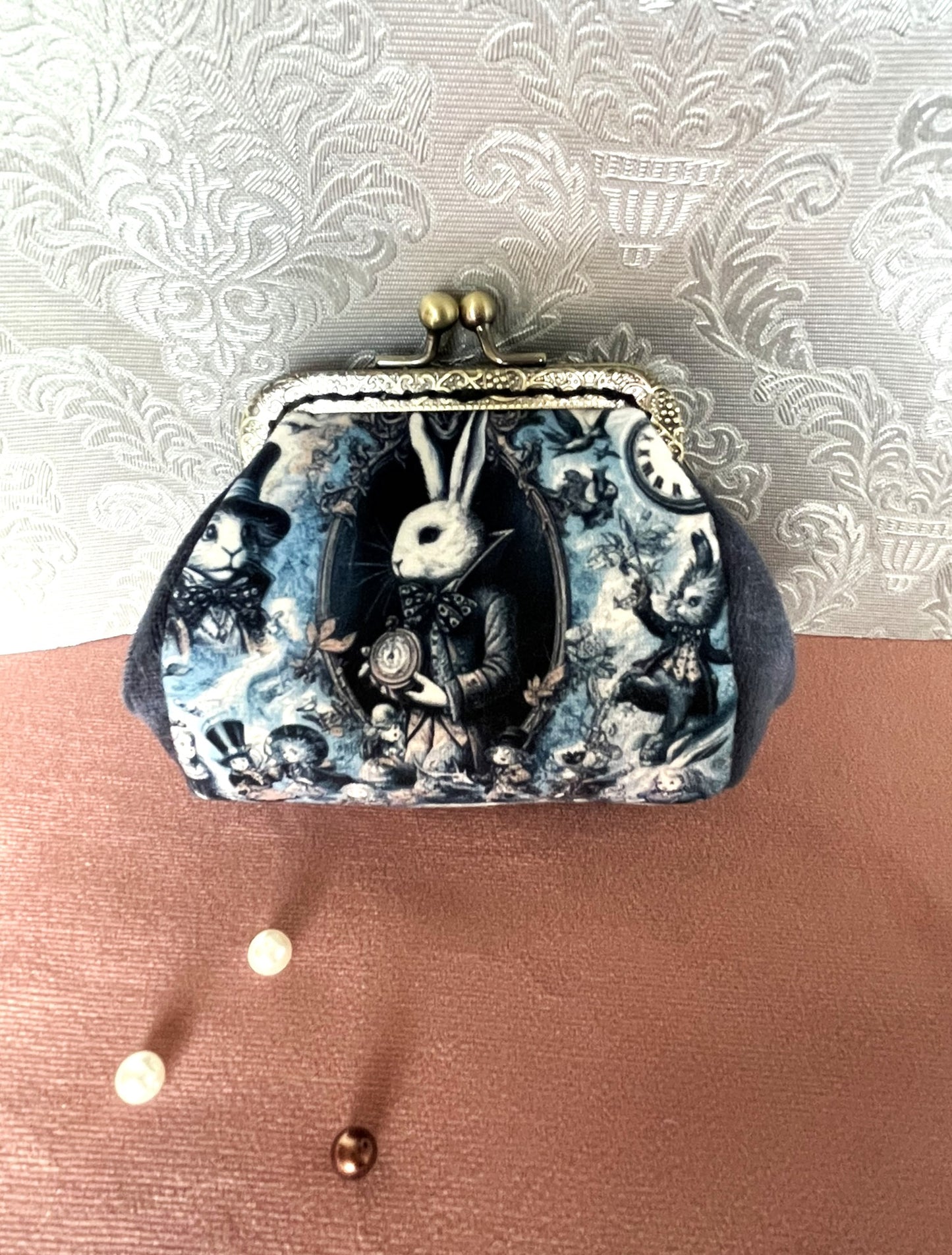Porte-monnaie rétro en velours bleu-gris avec illustration du Lapin Blanc d'Alice avec une montre à gousset par Le Comptoir de Suzanne