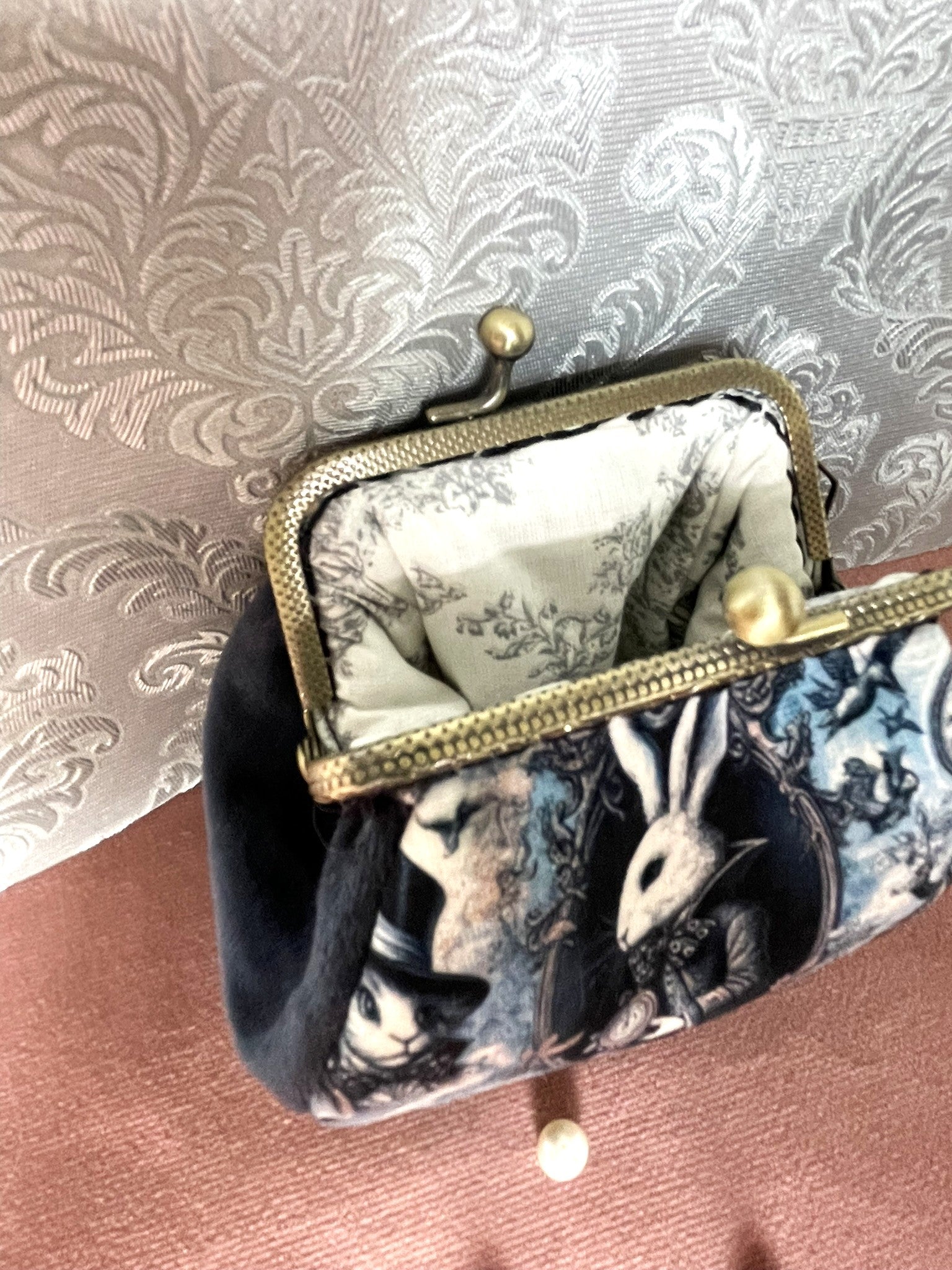 Vue intérieure du porte-monnaie rétro lapin blanc montrant la doublure en coton et la finition du fermoir métallique