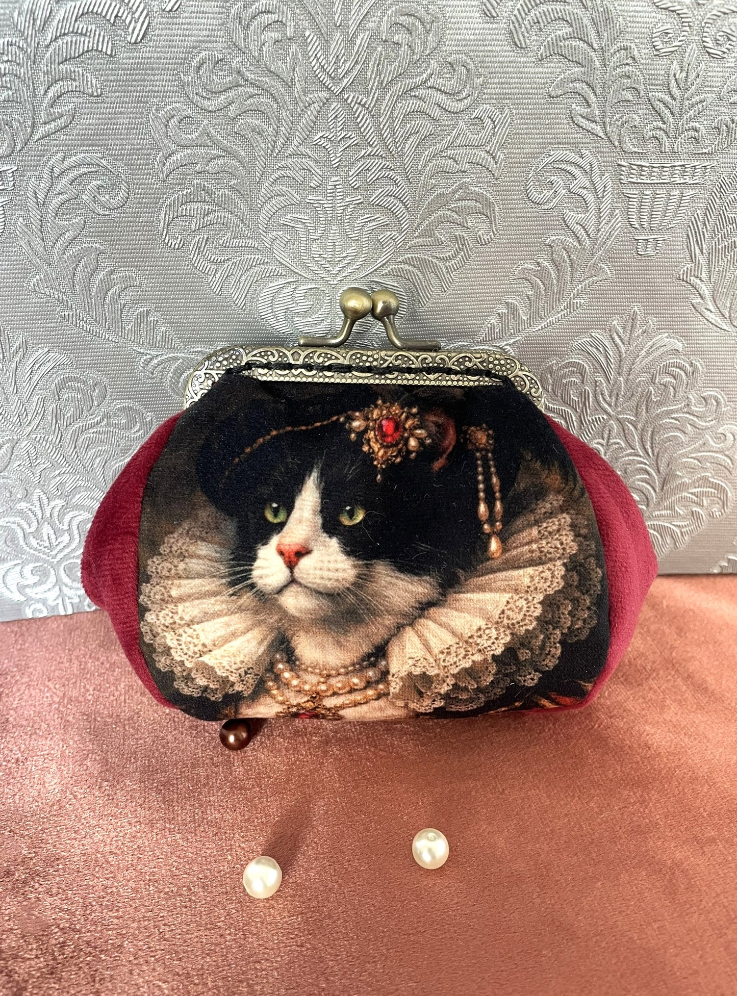 Porte-monnaie vintage fermoir bronze avec visuel chat noir et blanc en tenue victorienne